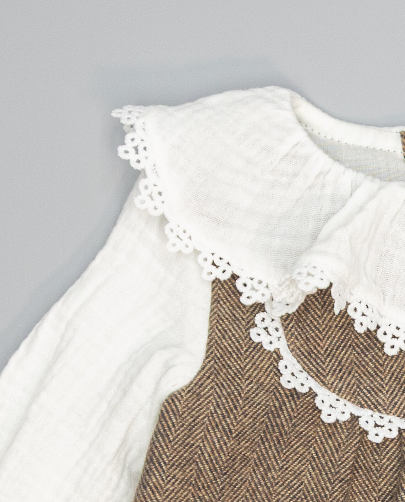 Vestido Pichi Castanho de Espiga, Gola Folho e Canesú com Renda em Cru Camel-4