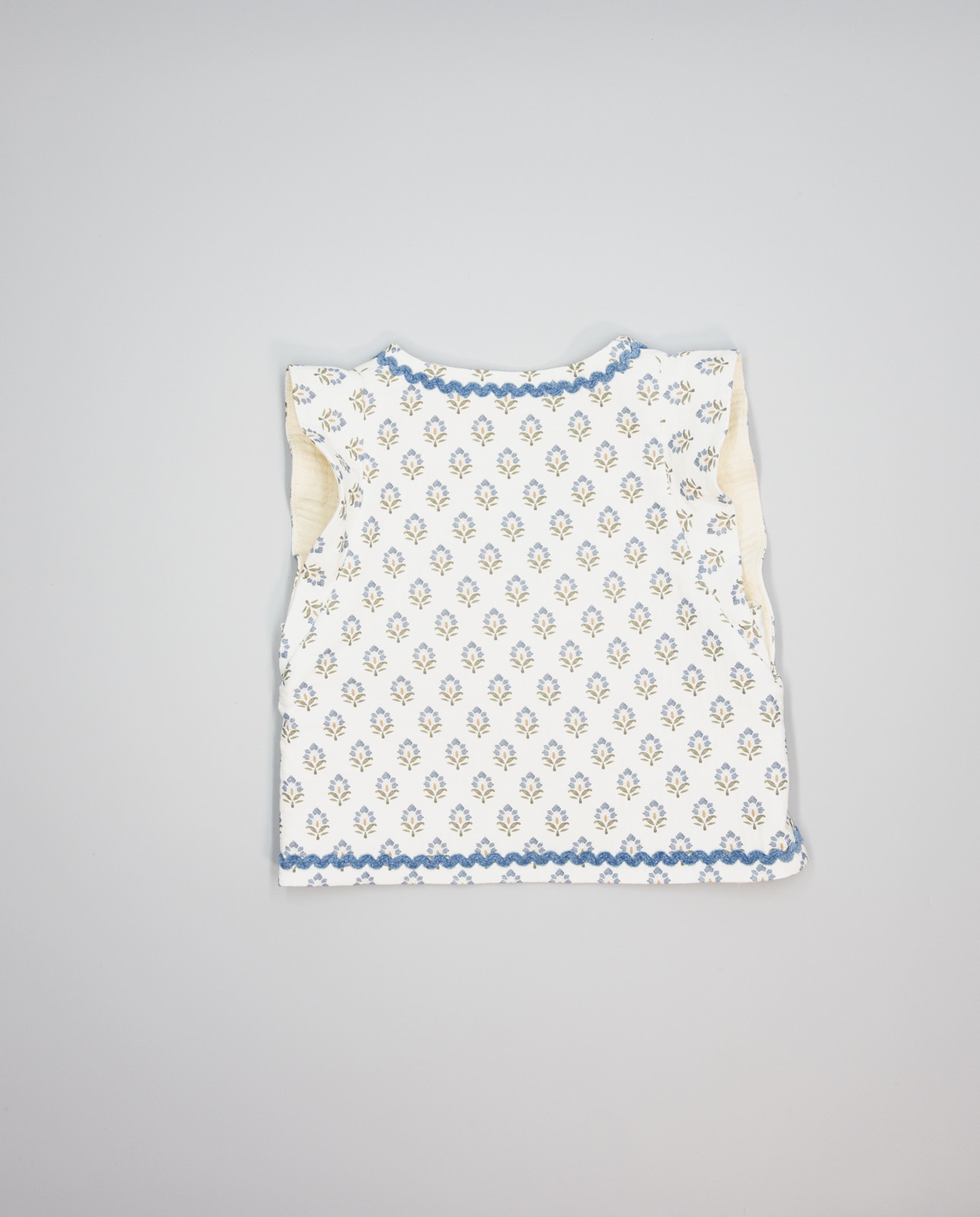 Colete Azul Floral com Ondulina e Laço de Chenille Azul-2