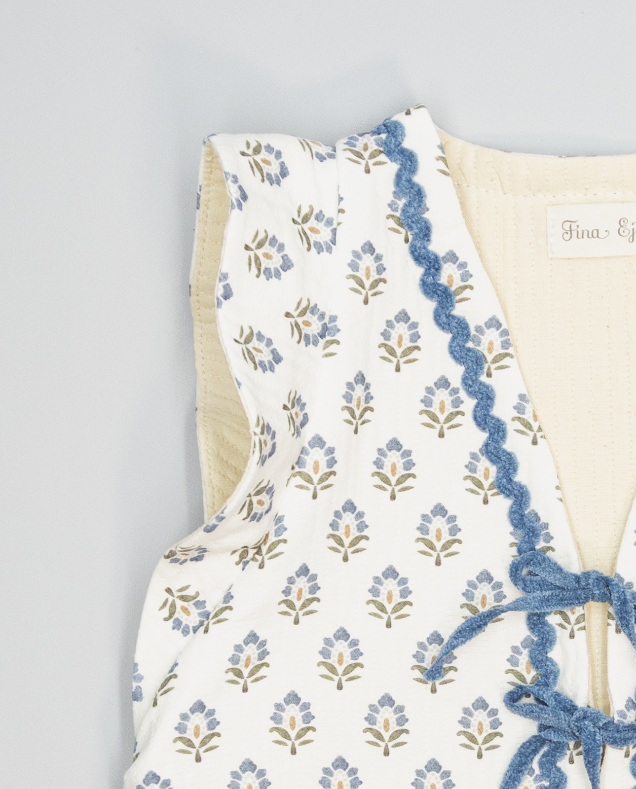Colete Azul Floral com Ondulina e Laço de Chenille Azul-3