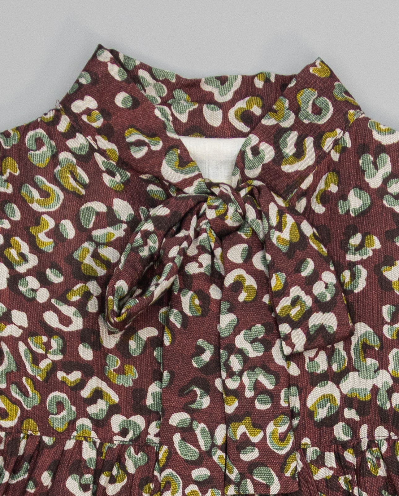 Vestido Bordeaux Animal Print com Folhos e Laçada na Gola Grená-3
