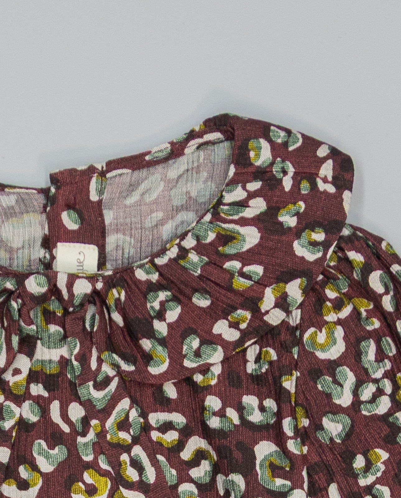 Camisa Infantil Bordeaux Animal Print com Gola Franzida e Laço Grená-3