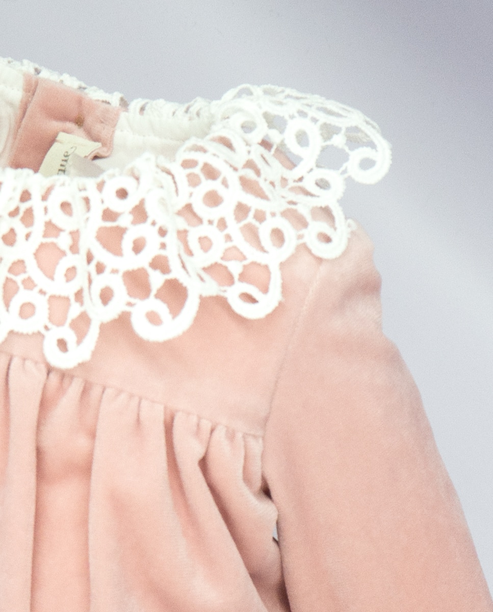 Vestido de Veludo com Peitilho e Gola de Guipur em Branco Rosa-3