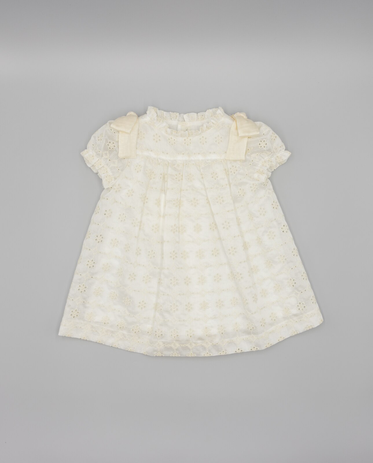 Vestido para Bebé em Sedeta Bordada com Folho e Laços Fina Ejerique Cru-2