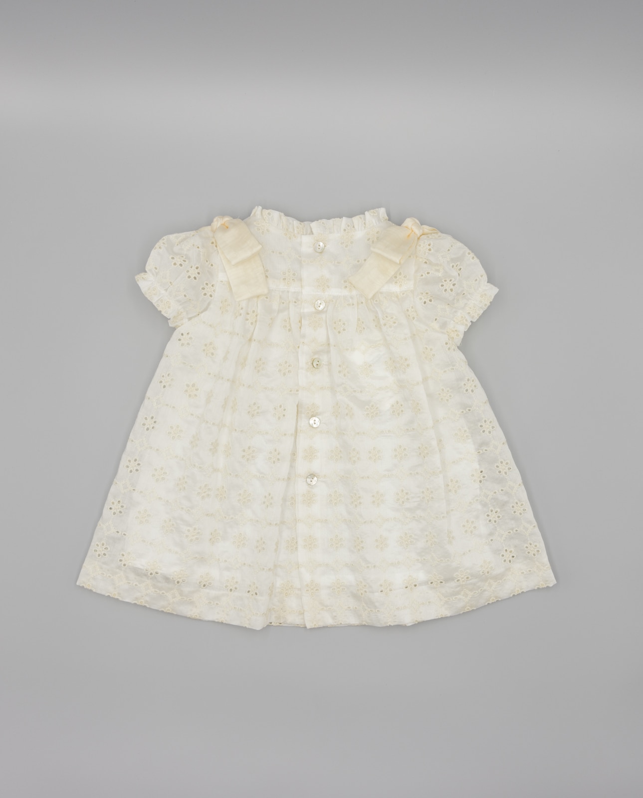 Vestido para Bebé em Sedeta Bordada com Folho e Laços Fina Ejerique Cru-3