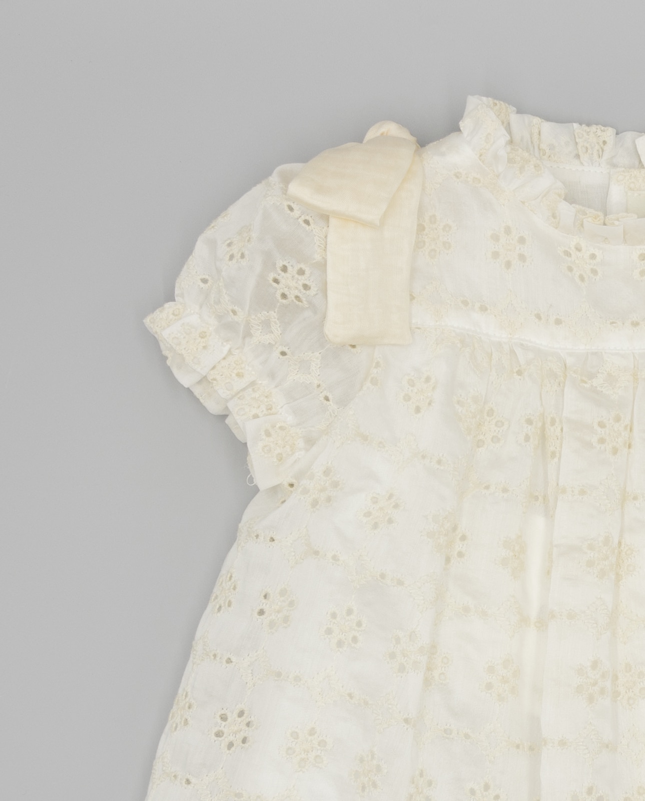 Vestido para Bebé em Sedeta Bordada com Folho e Laços Fina Ejerique Cru-4