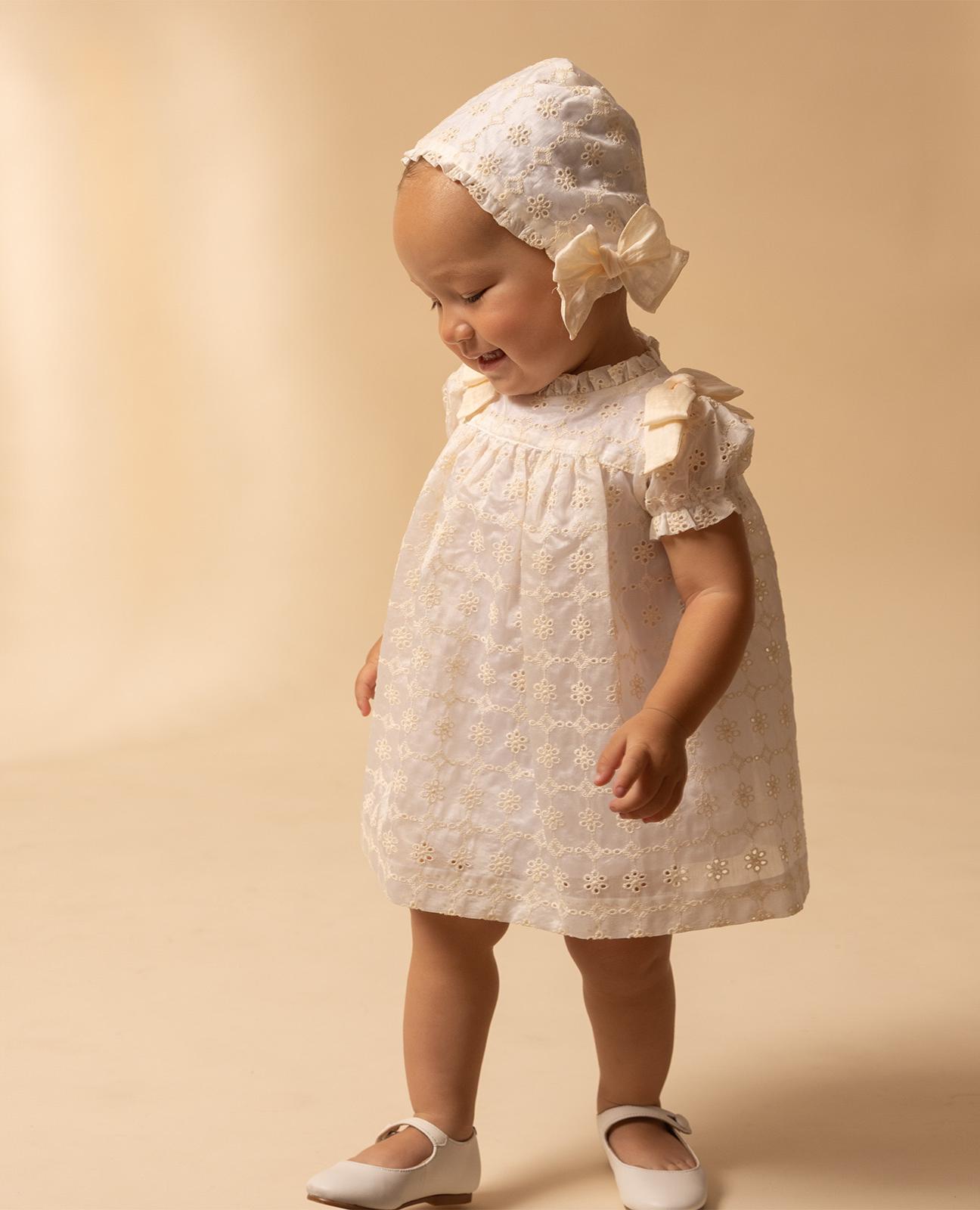 Vestido para Bebé em Sedeta Bordada com Folho e Laços Fina Ejerique Cru-5