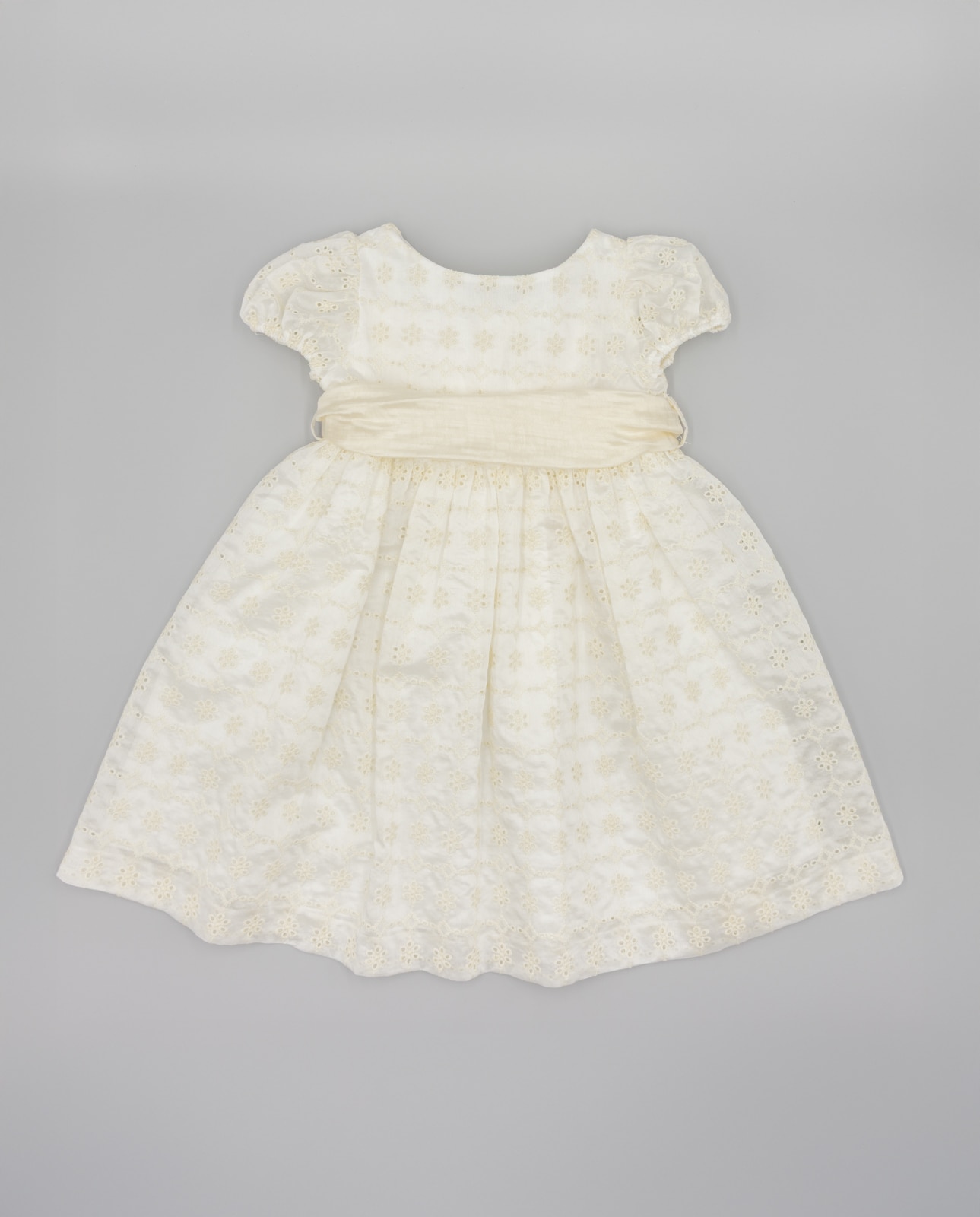 Vestido para Bebé em Sedeta Bordada com Laçada Cru-2