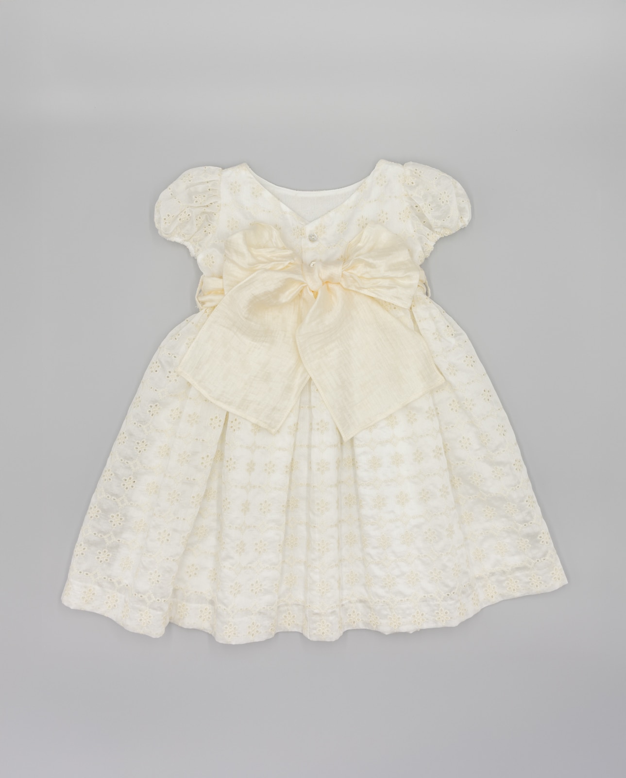 Vestido para Bebé em Sedeta Bordada com Laçada Cru-3