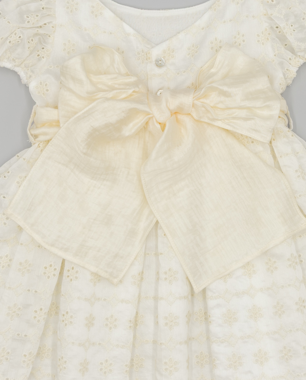Vestido para Bebé em Sedeta Bordada com Laçada Cru-4