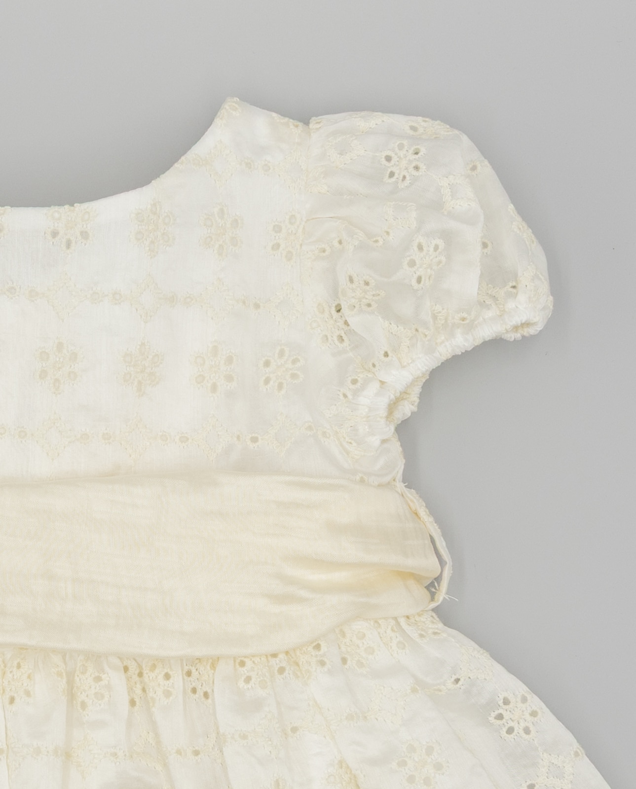 Vestido para Bebé em Sedeta Bordada com Laçada Cru-5
