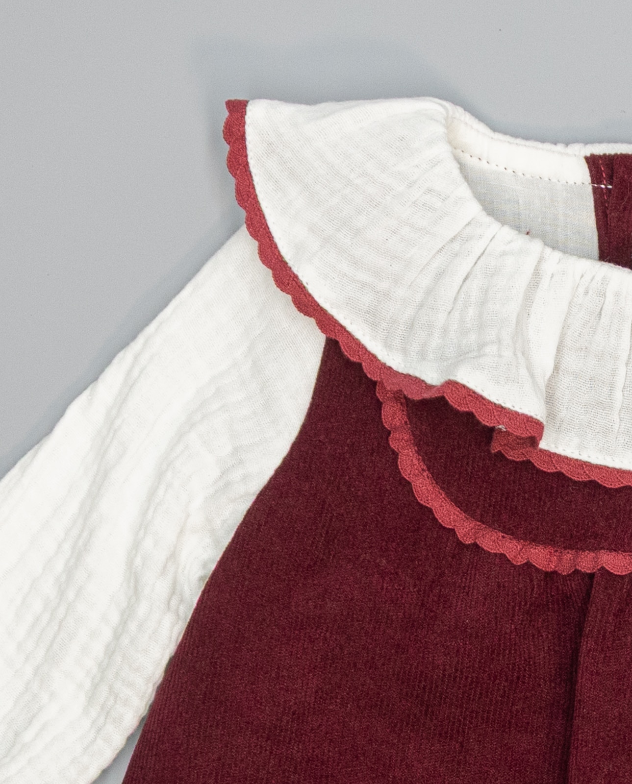 Vestido Pichi Bordeaux de Microbombazina, Gola Folho e Peitilho com Renda Grená-3