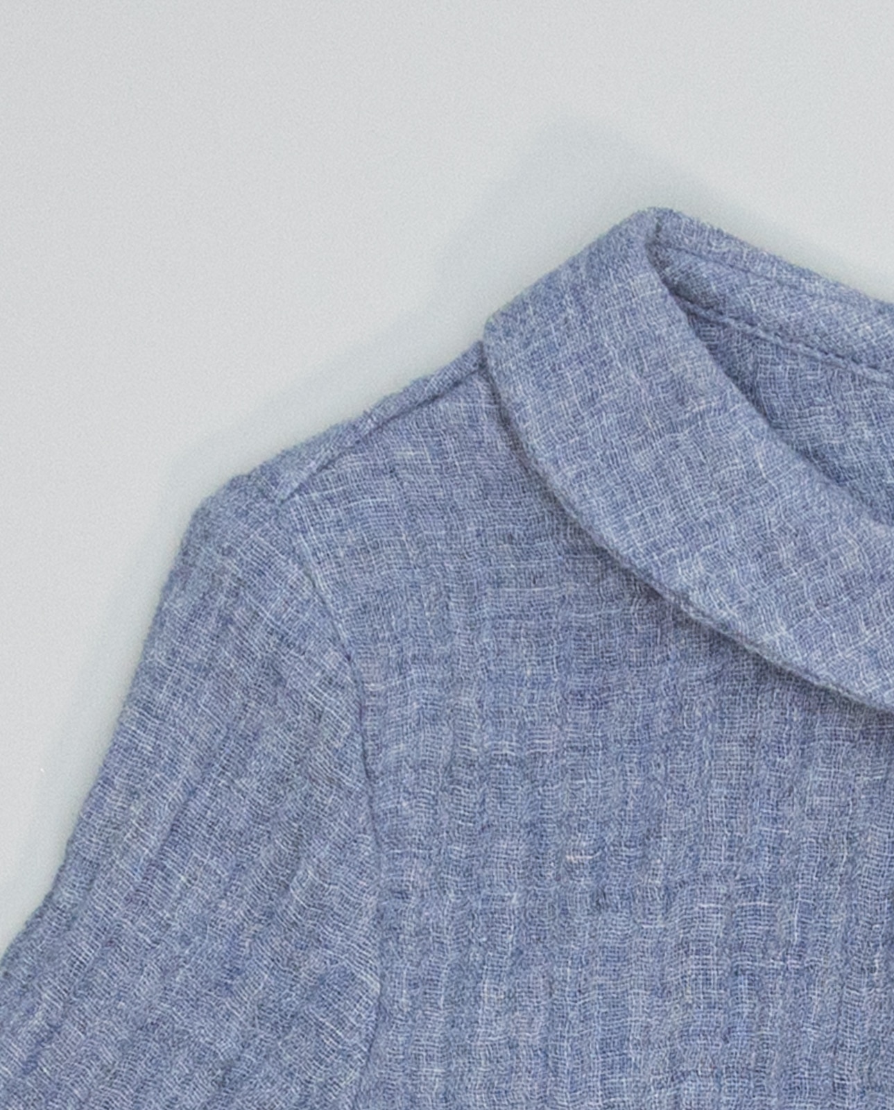 Camisa Azul de Gase de Tecido Duplo com Fole Central e Gola Azul-3
