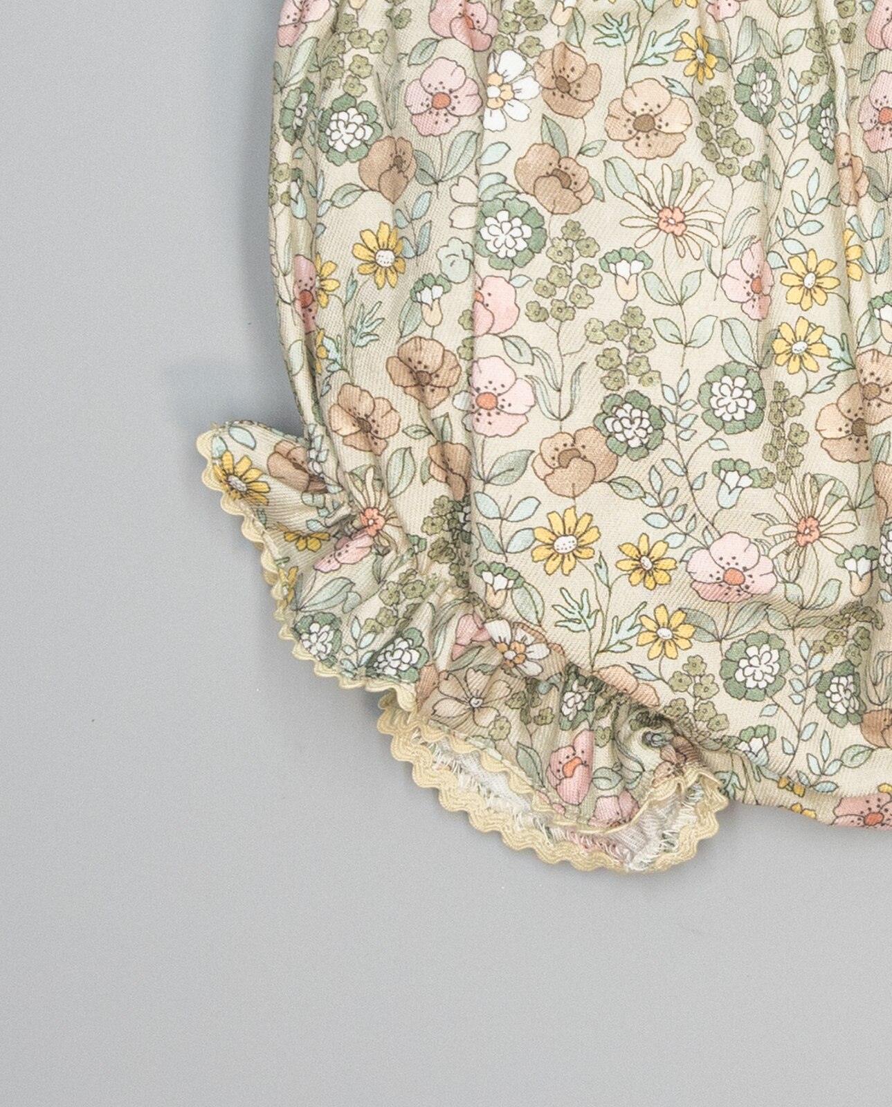 Cueca Bege de Viella Estampada Floral, Acabada com Ondulina em Contraste Torrado-3