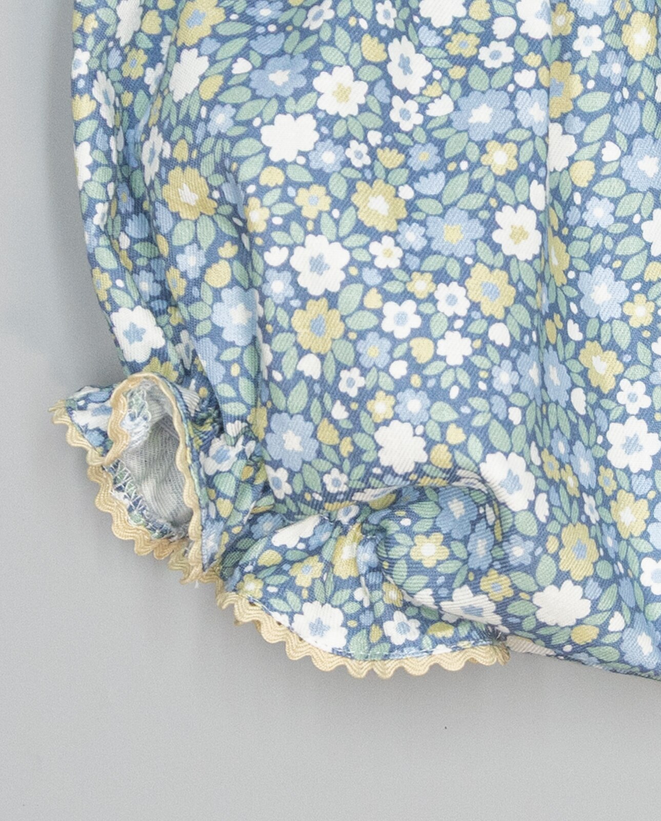 Tapa Fraldas em Azul de Viella Estampada Floral, Acabada com Ondulina em Contraste Azul-3