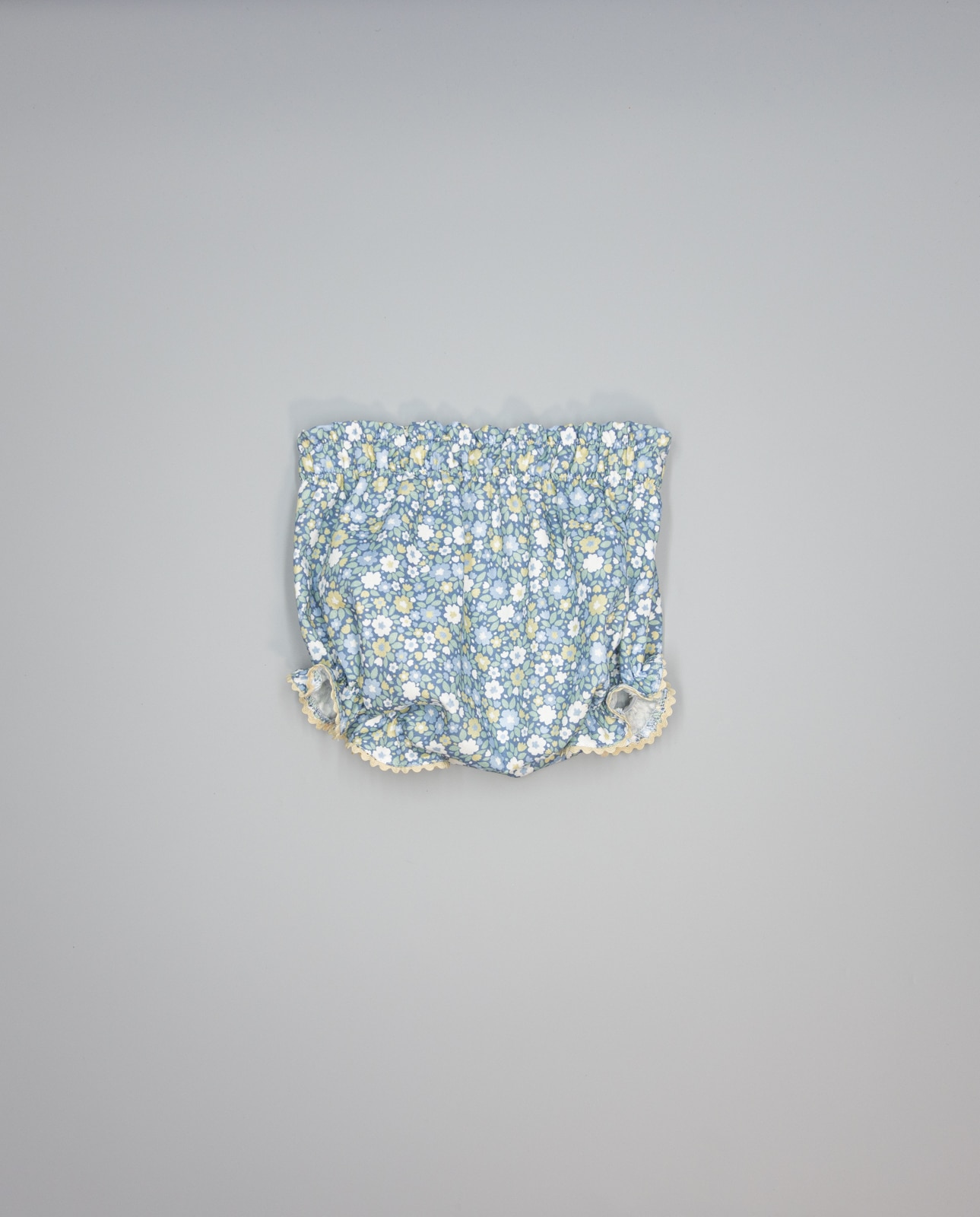 Imagem 0 de Tapa Fraldas em Azul de Viella Estampada Floral, Acabada com Ondulina em Contraste