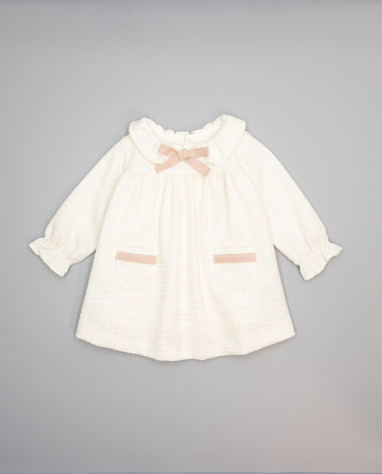 Imagem 0 de Vestido Bege de Tweed com Laço Rosa de Grosgrain e Bolsos
