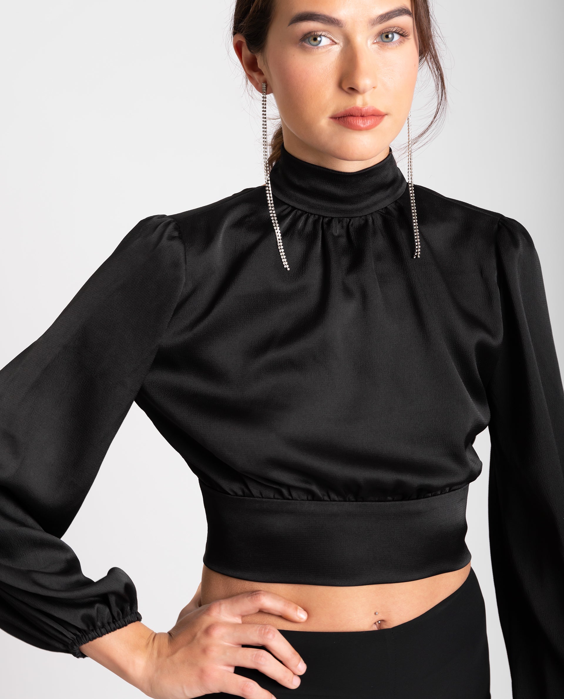 Blusa Acetinada com Costas Abertas Preto-3