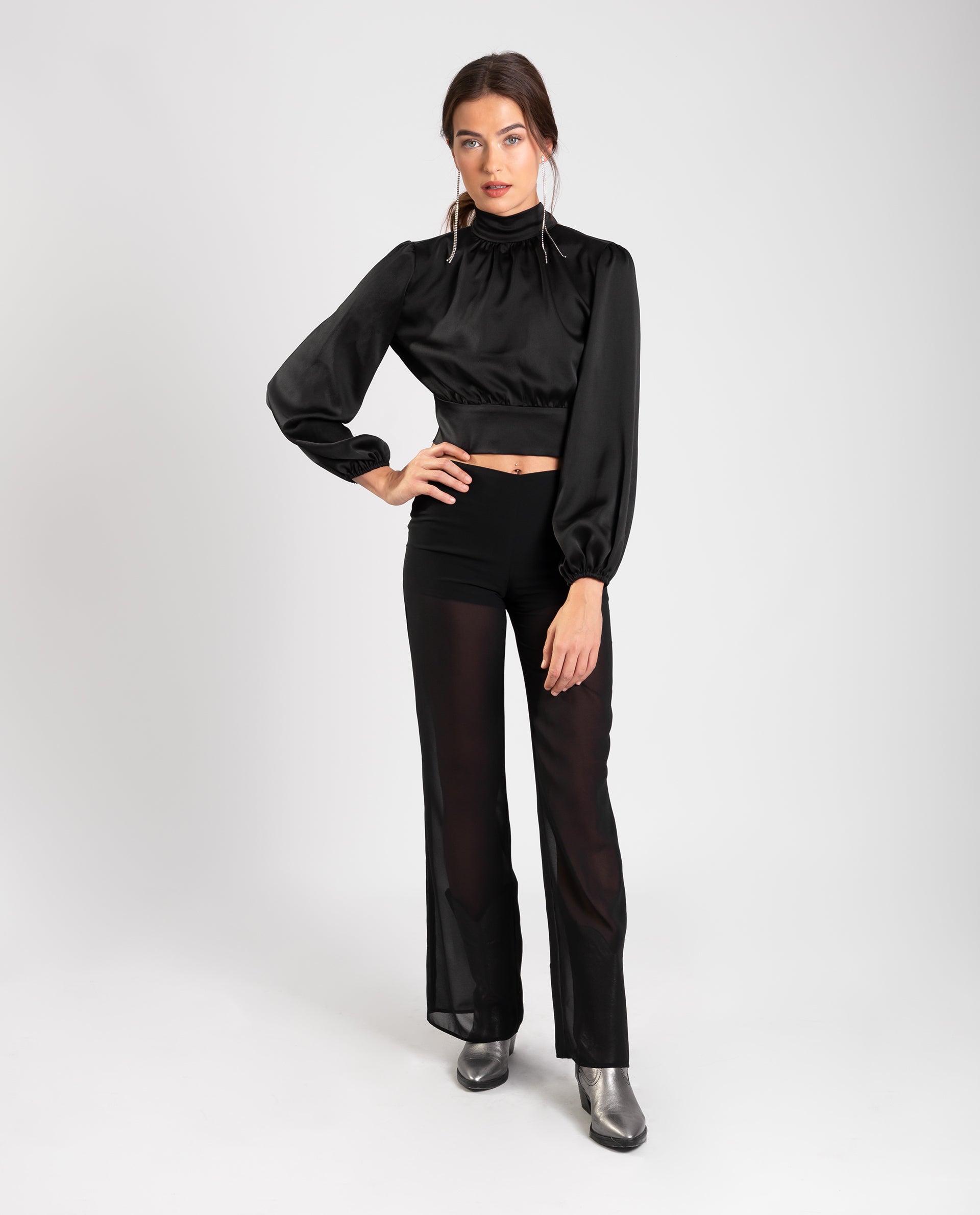 Blusa Acetinada com Costas Abertas Preto-4
