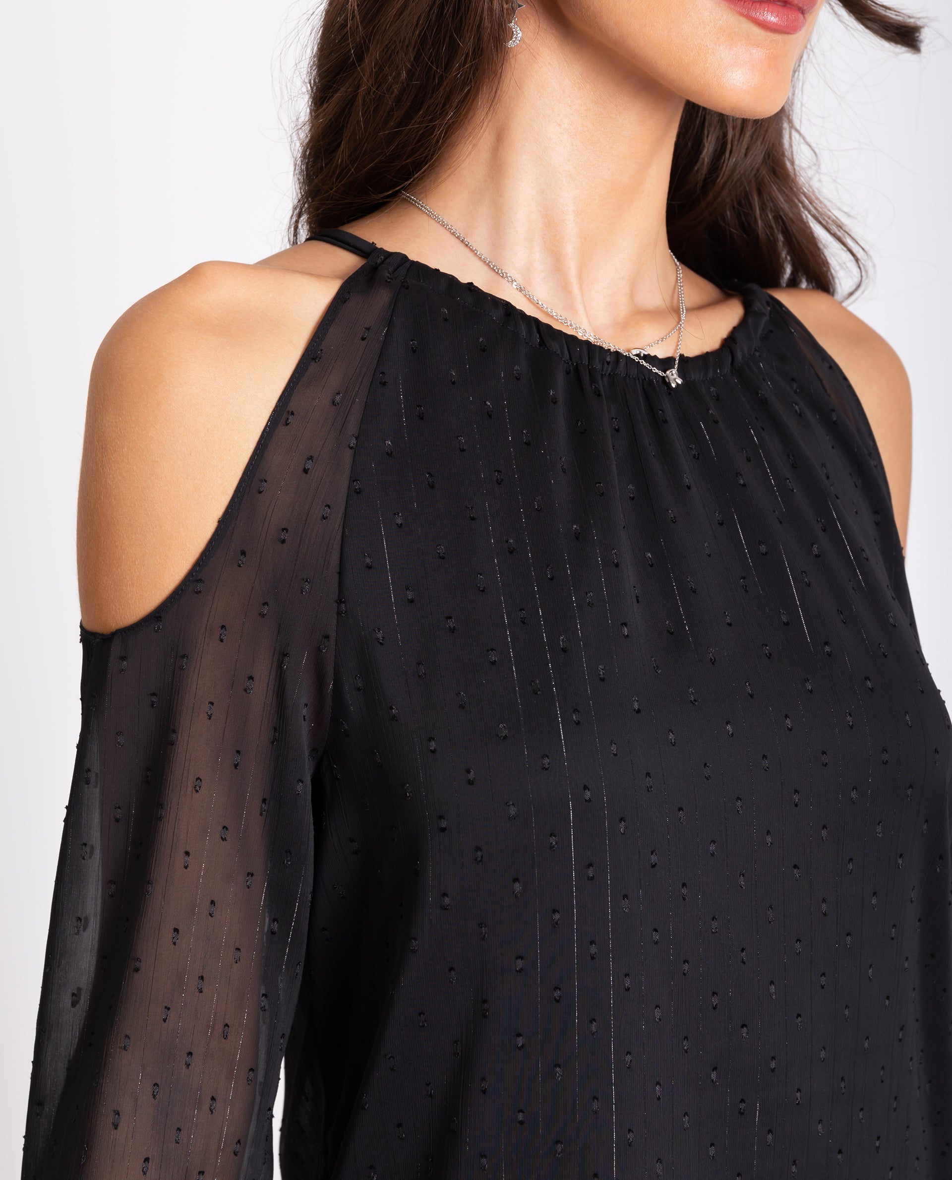 Vestido Curto com Ombros Descobertos Preto-4