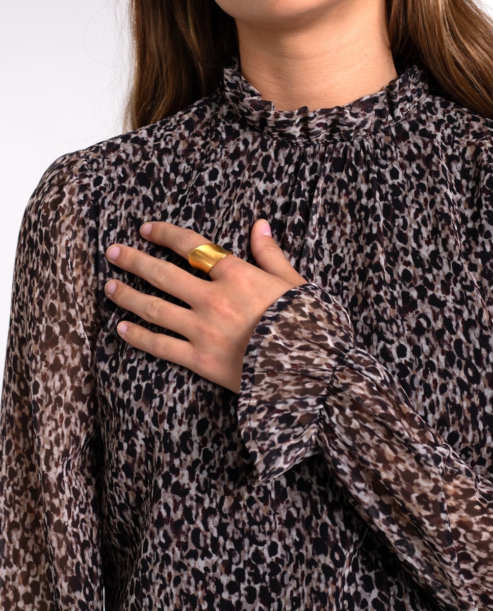 Blusa com Gola Alta e Detalhe de Folhos Bege-4