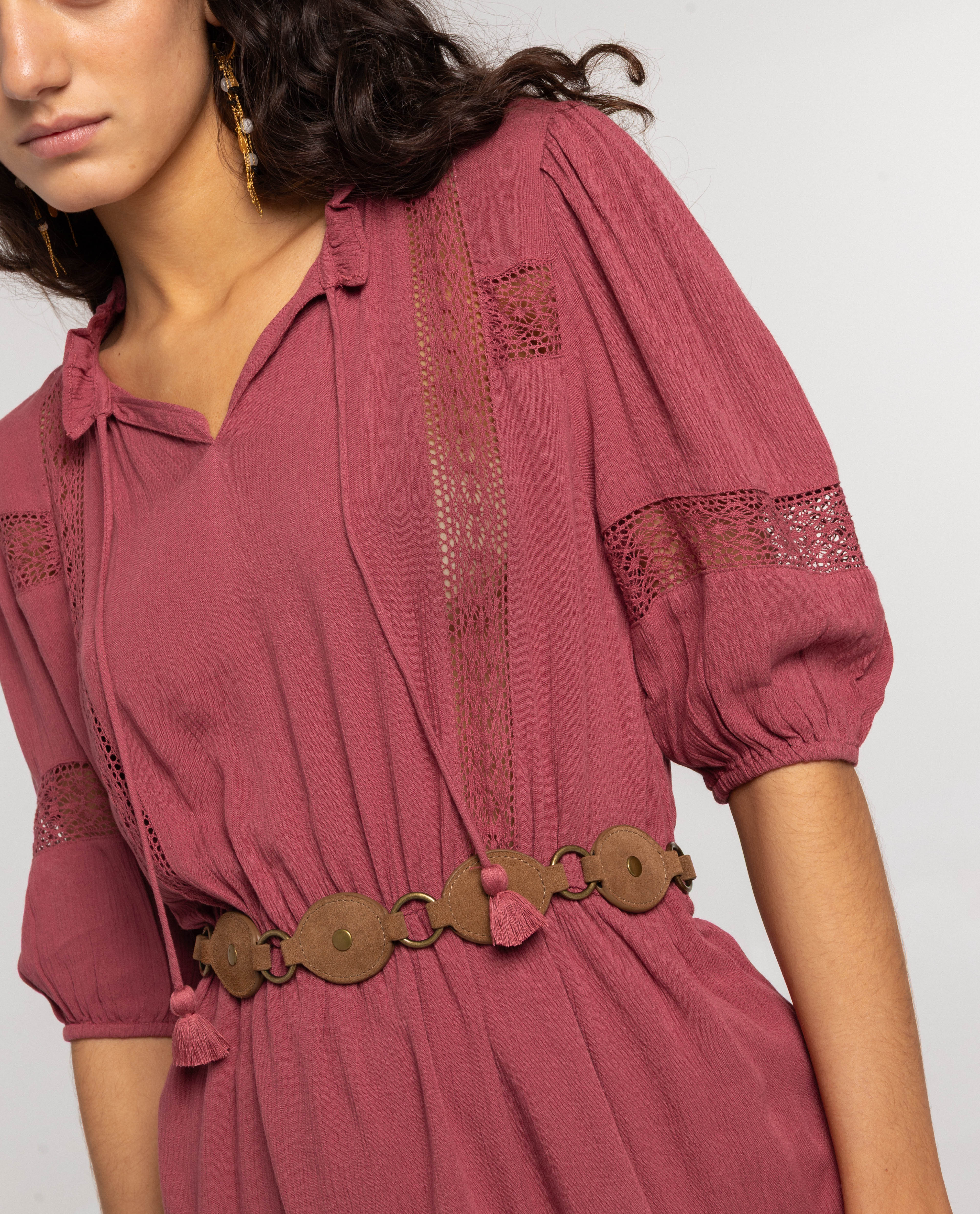 Vestido Curto com Mangas Abalonadas e Folho Rosa-4