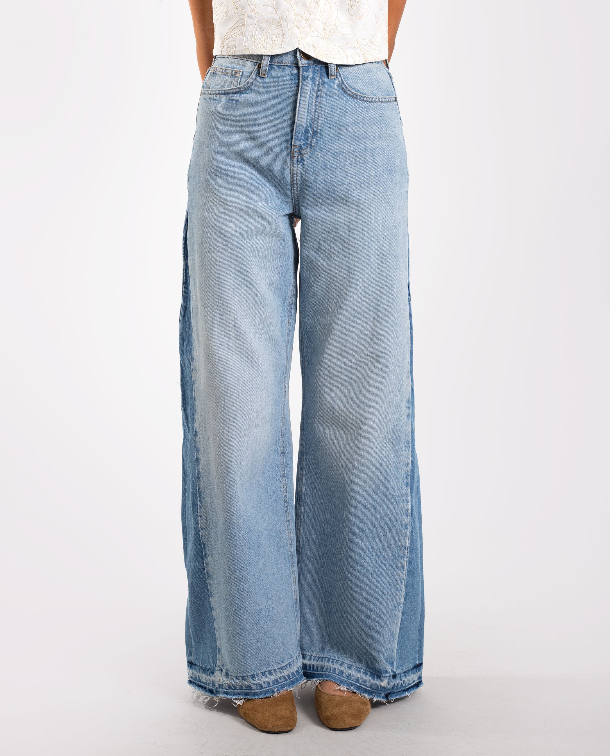 Jeans de Corte Wide Leg com Detalhe na Perna Azul-claro-2