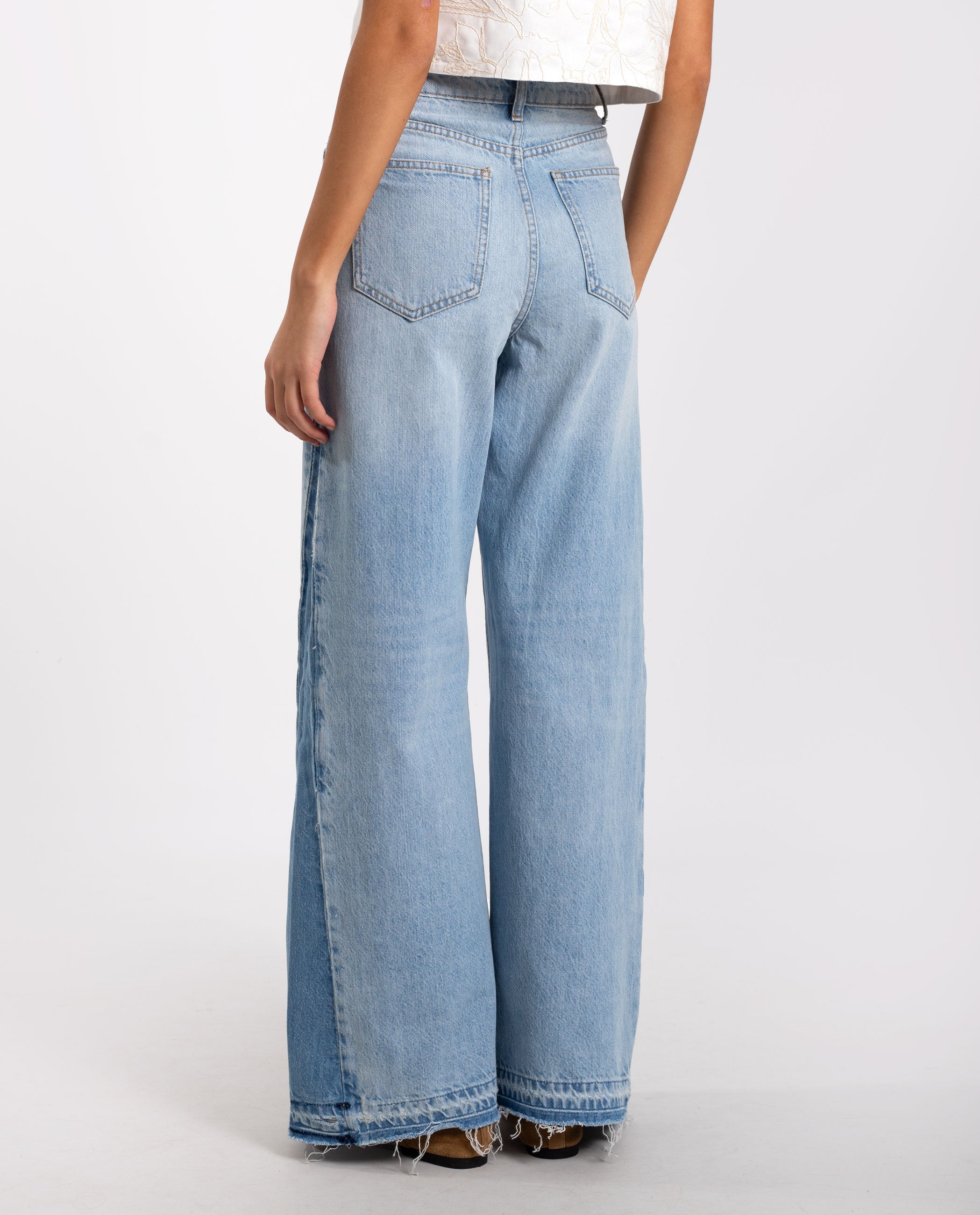 Jeans de Corte Wide Leg com Detalhe na Perna Azul-claro-3
