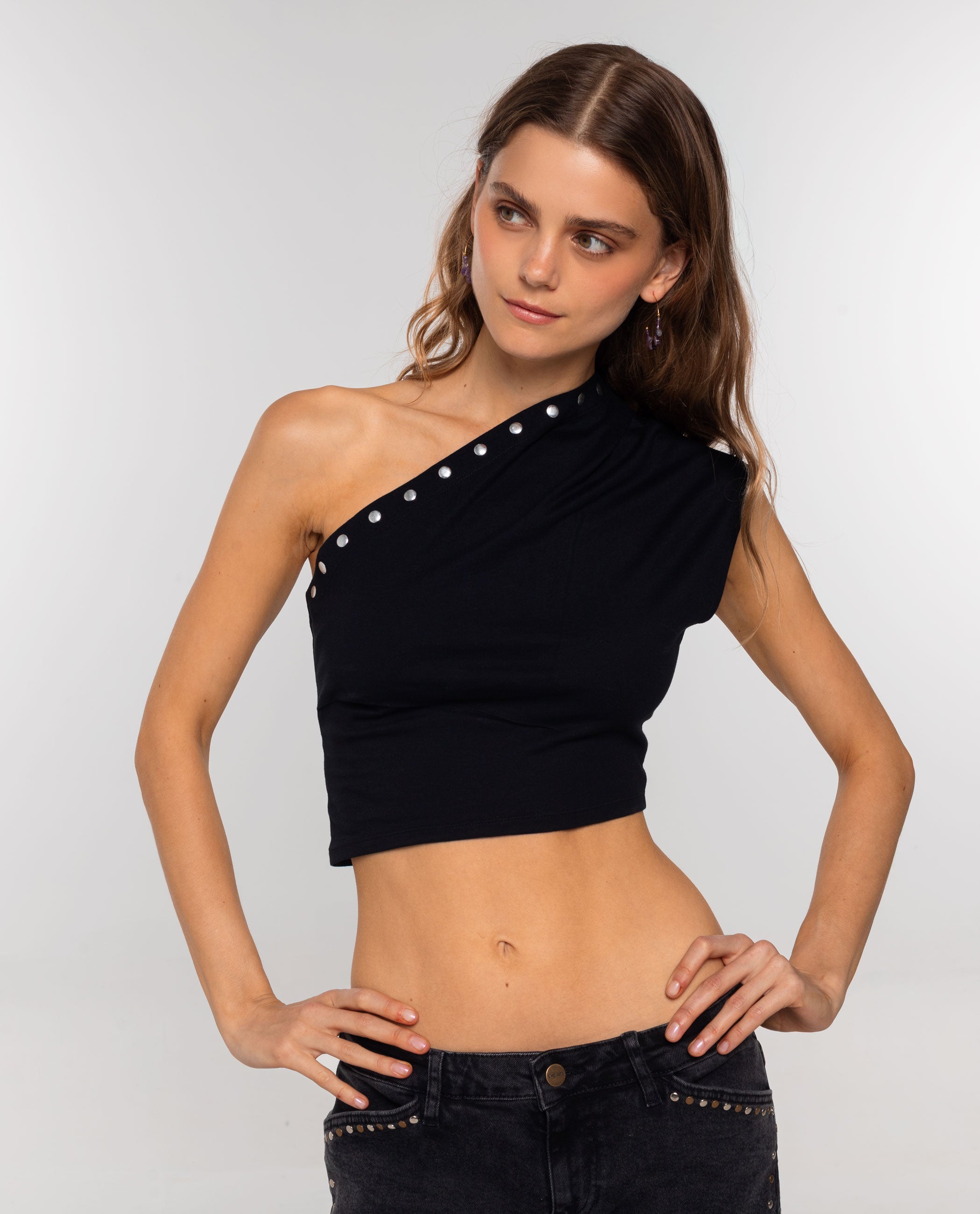 Top Crop Assimétrico com Tachas Decorativas Preto-1