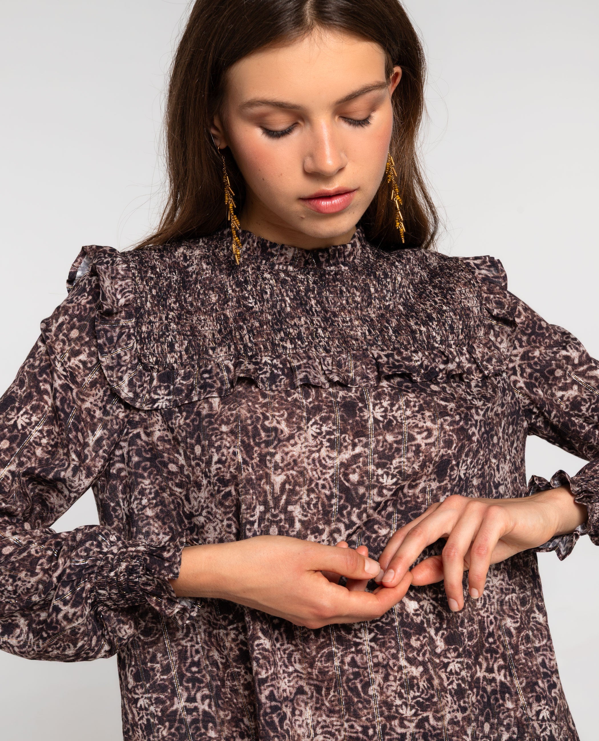 Blusa com Folhos e Favo de Mel Castanho-3