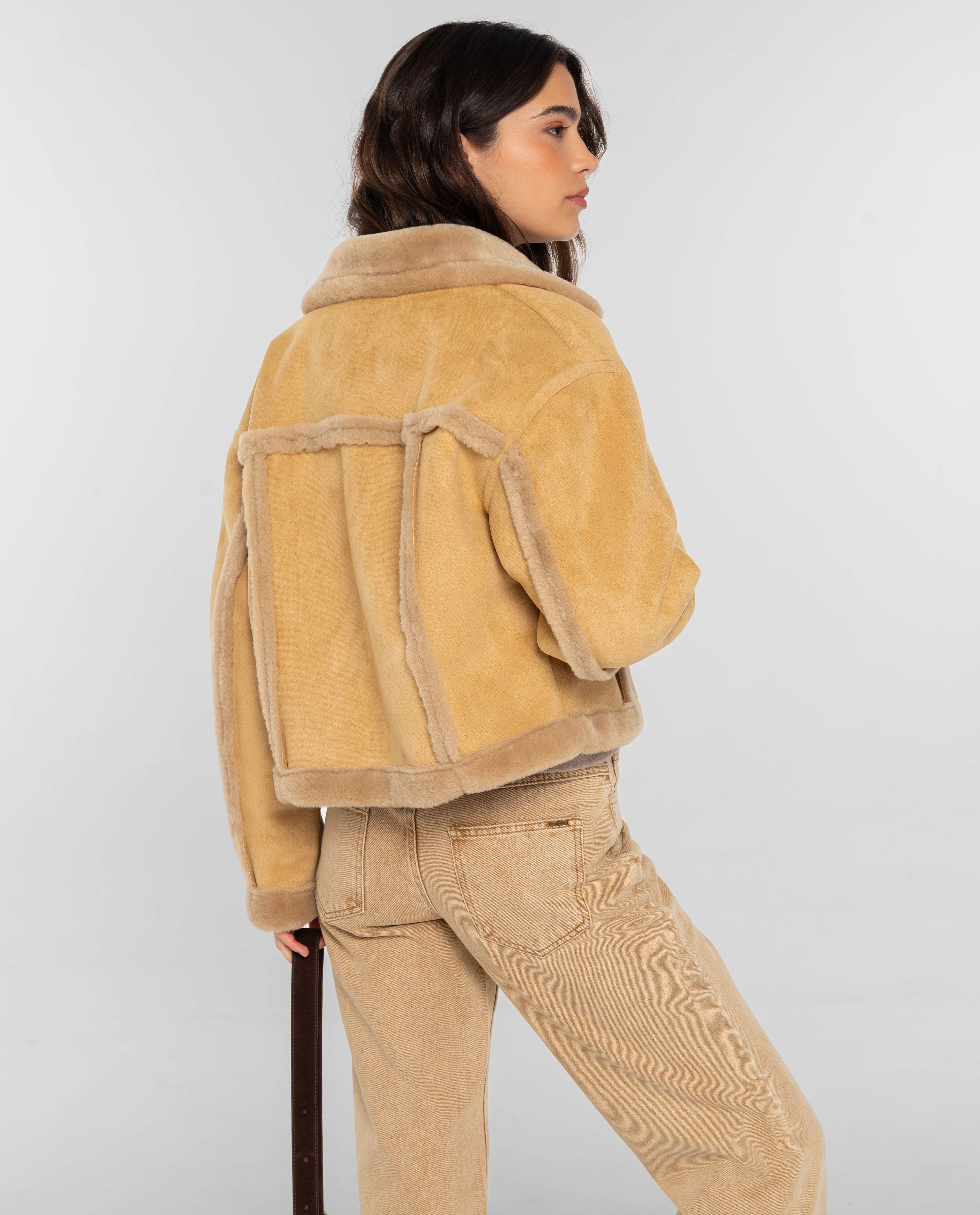 Casaco Curto Efeito Pele Volteado Camel-2