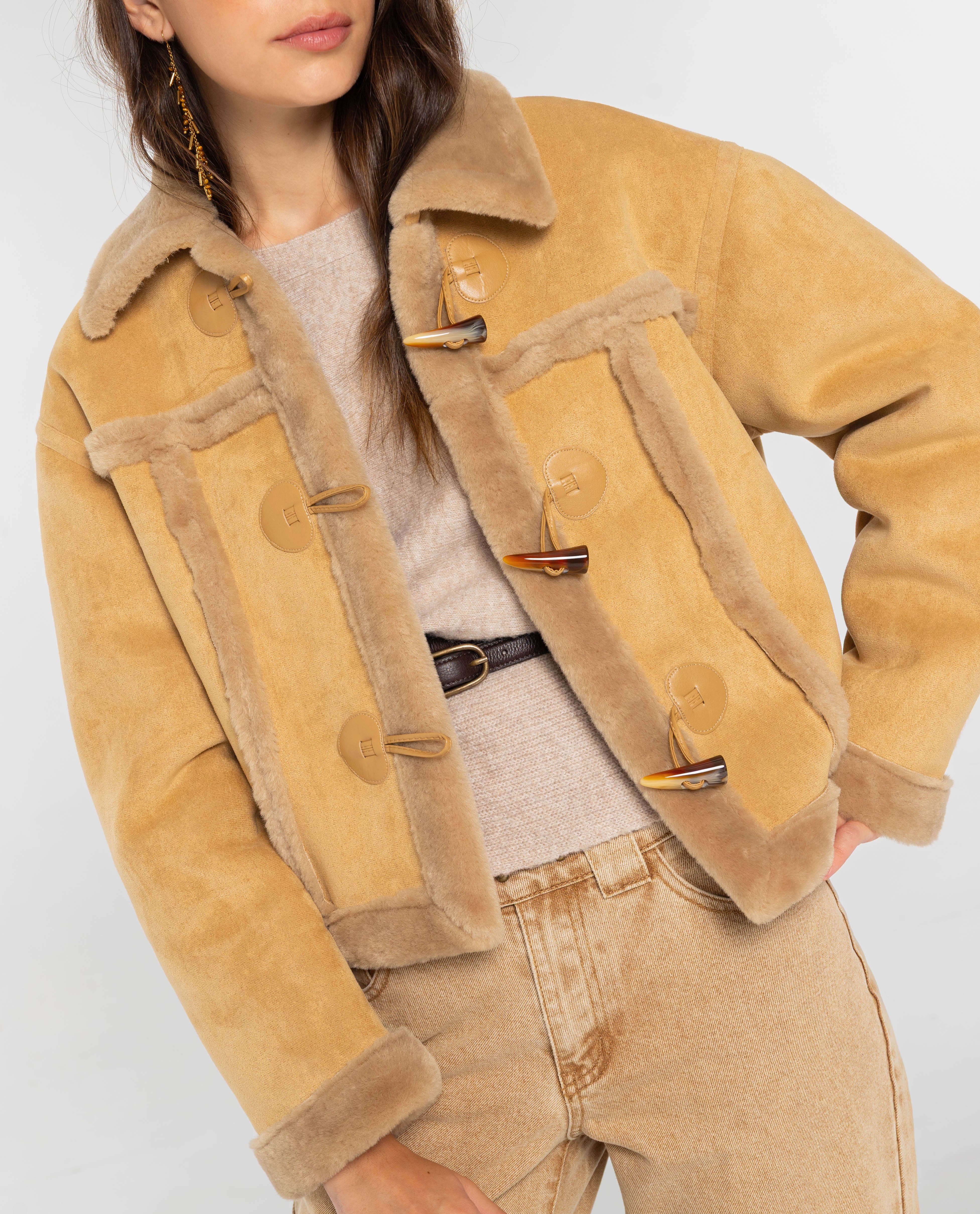 Casaco Curto Efeito Pele Volteado Camel-3