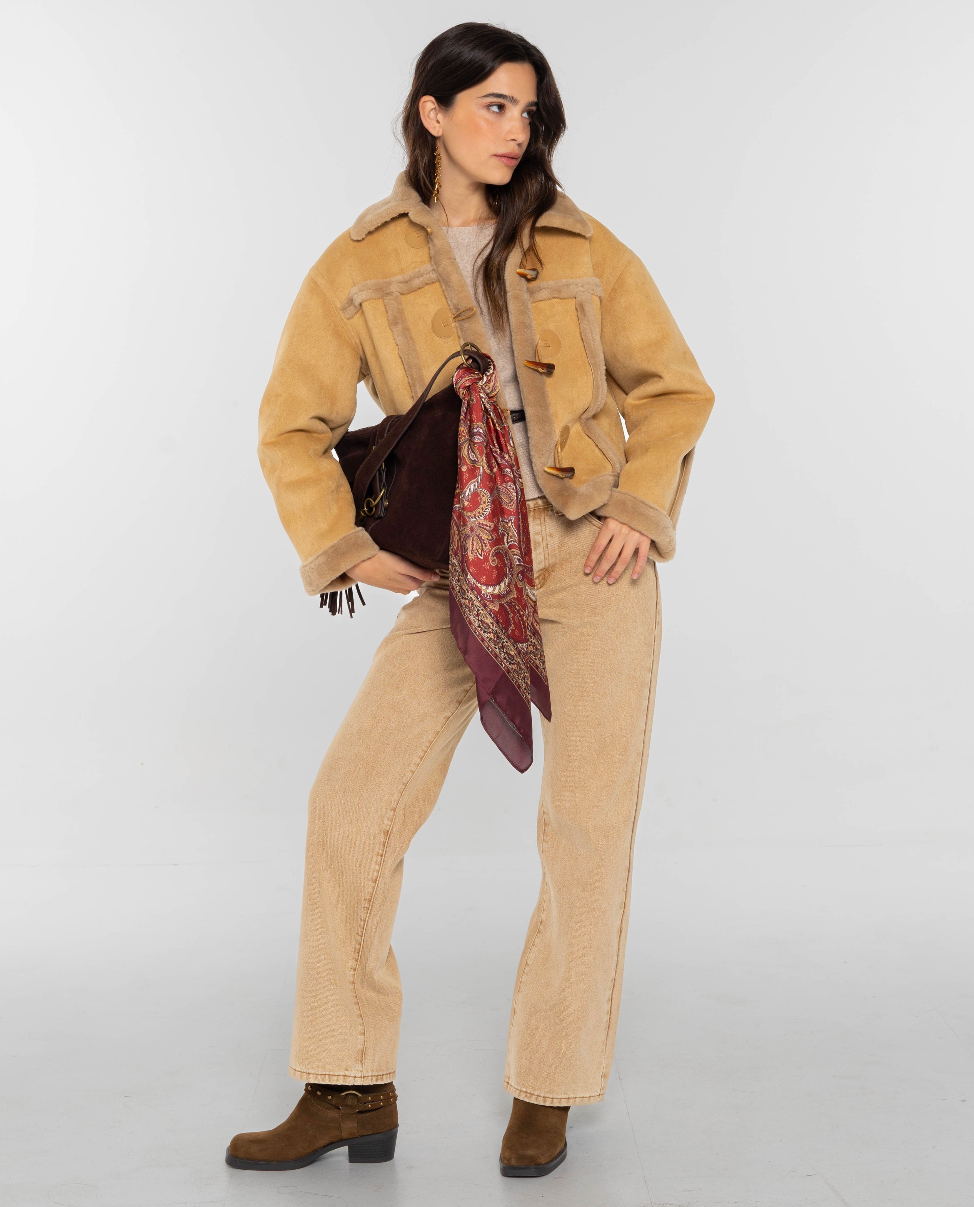 Casaco Curto Efeito Pele Volteado Camel-4