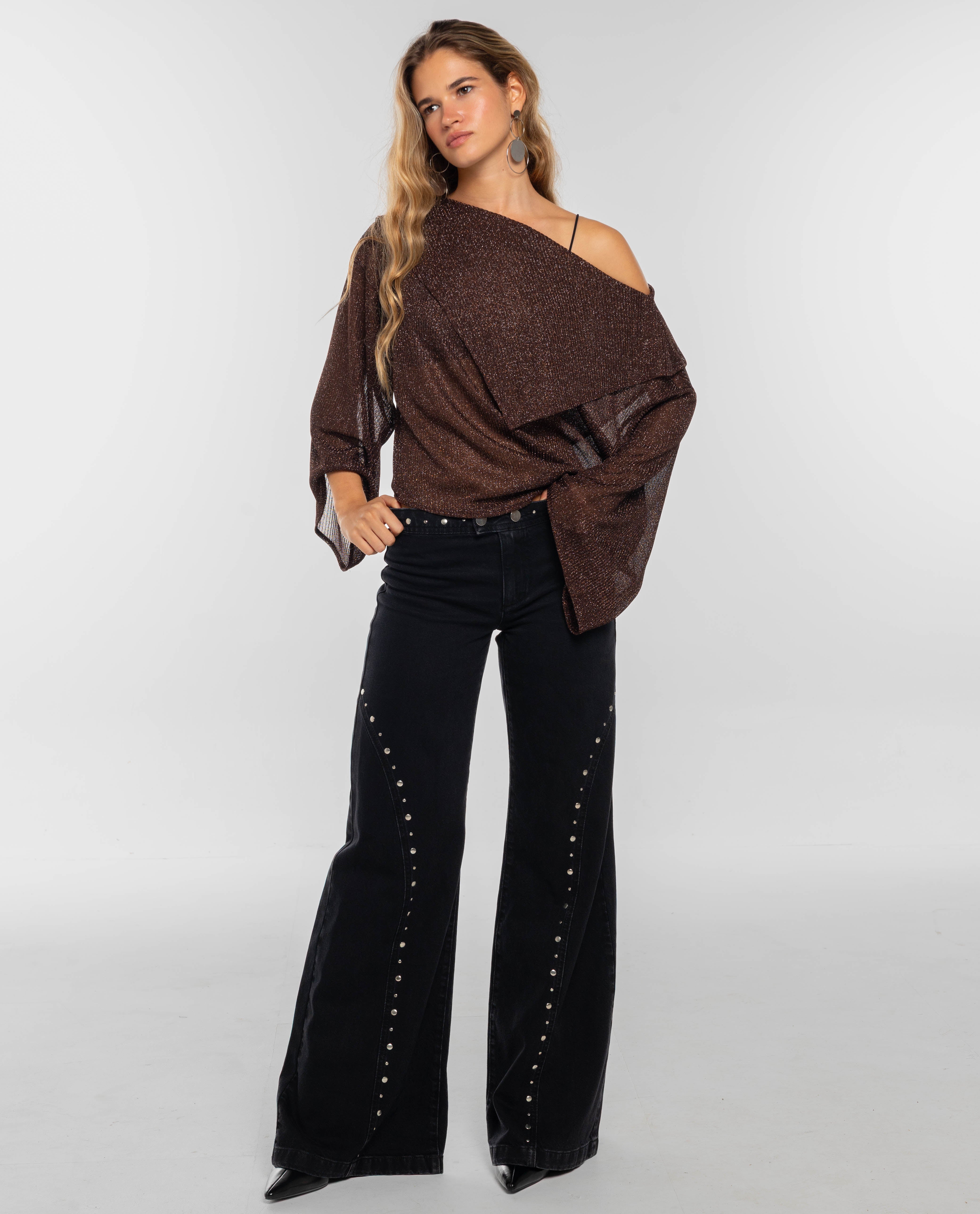 Imagem 0 de Calças Jeans com Corte a Direito e Apliques Metálicos