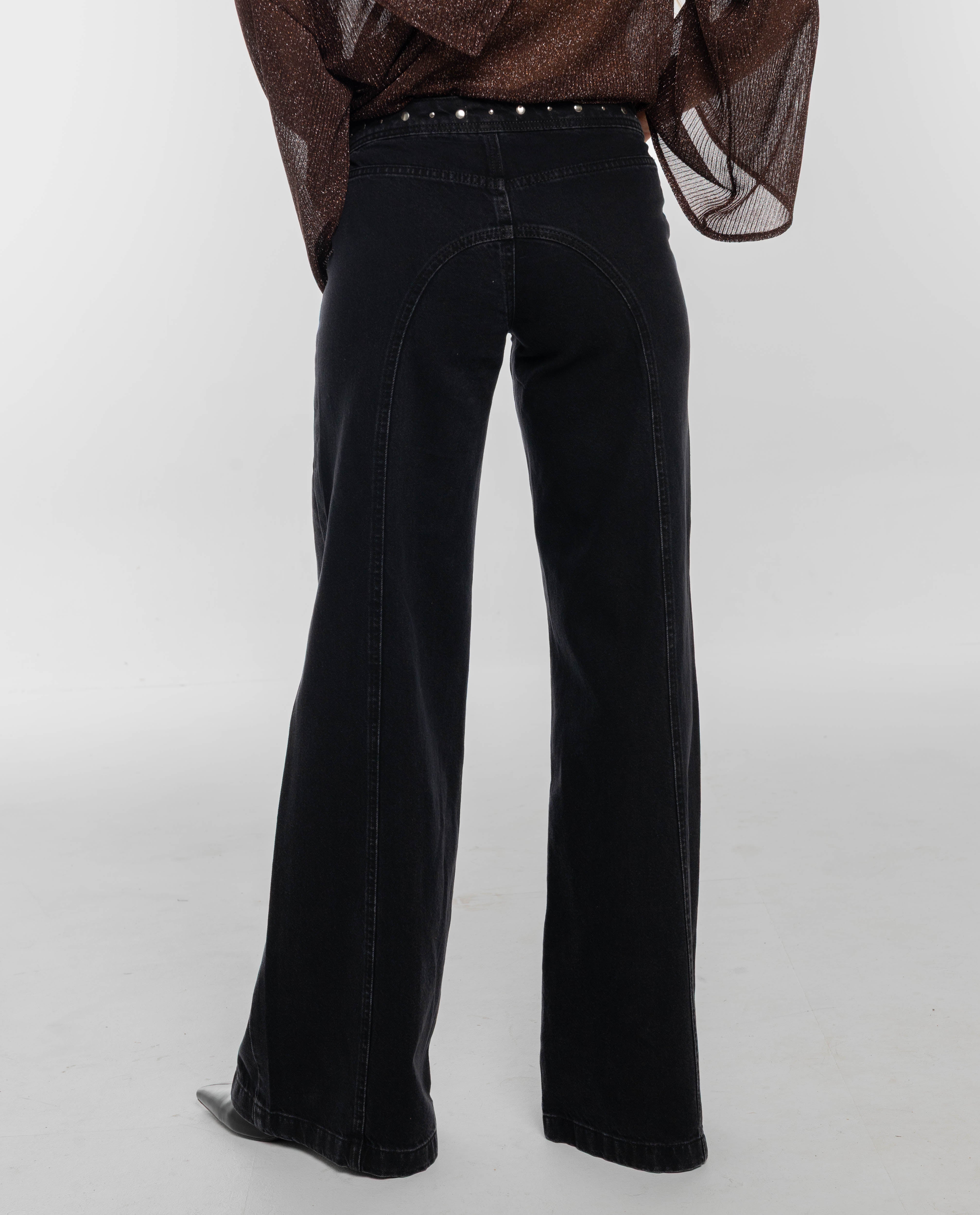 Calças Jeans com Corte a Direito e Apliques Metálicos Preto-4