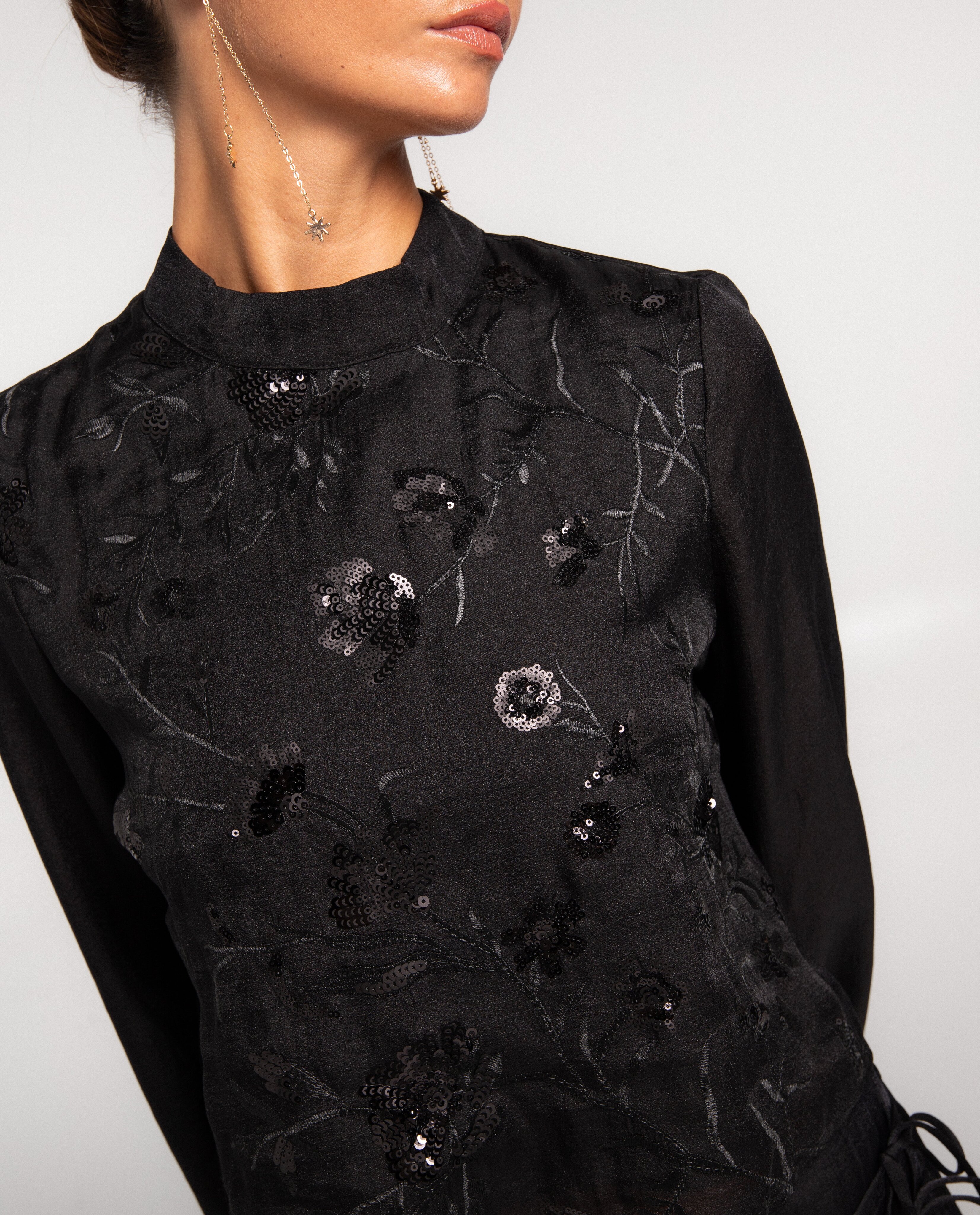 Blusa de Gola Subida com Bordado e Lantejoulas Preto-4