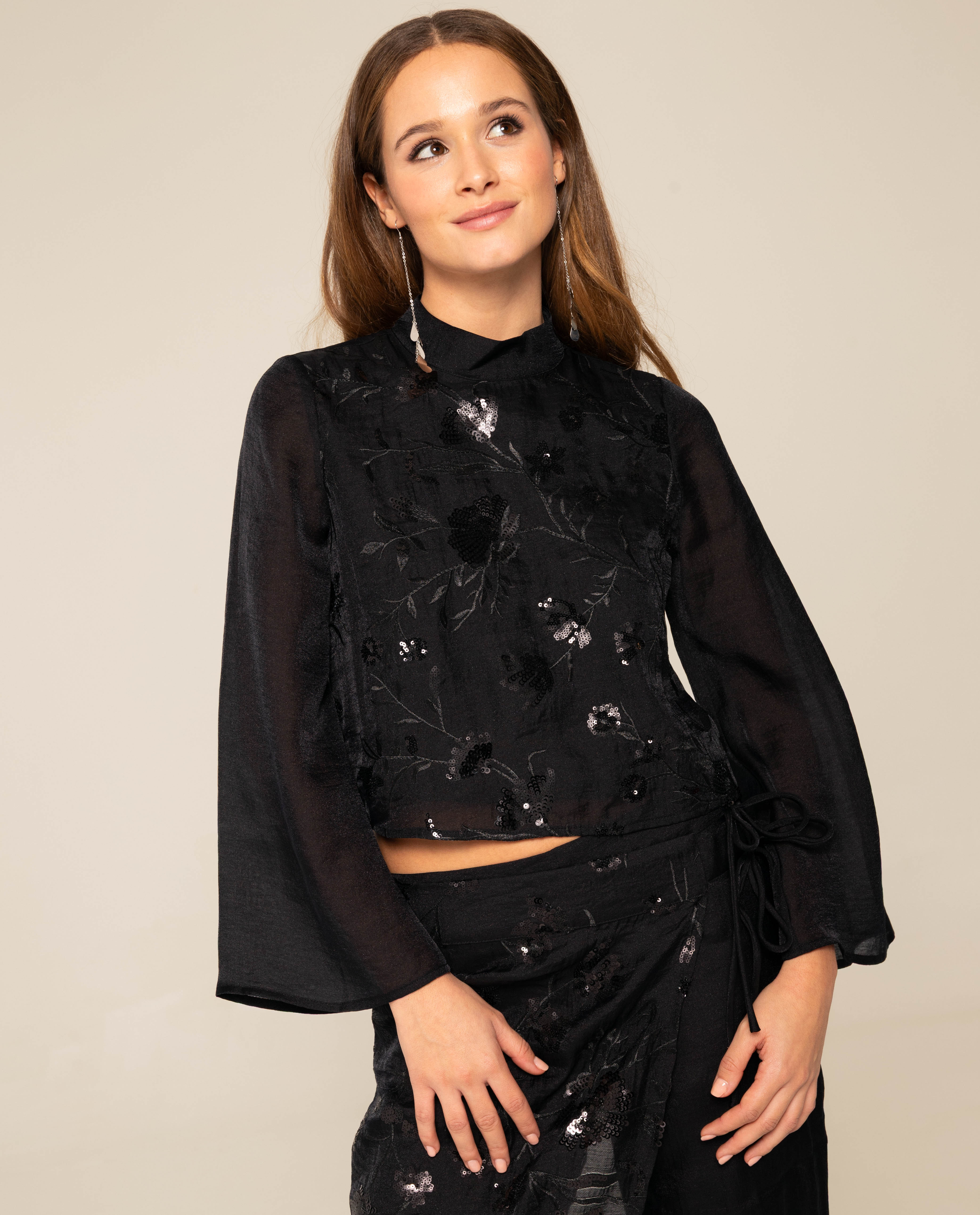 Blusa de Gola Subida com Bordado e Lantejoulas Preto-1