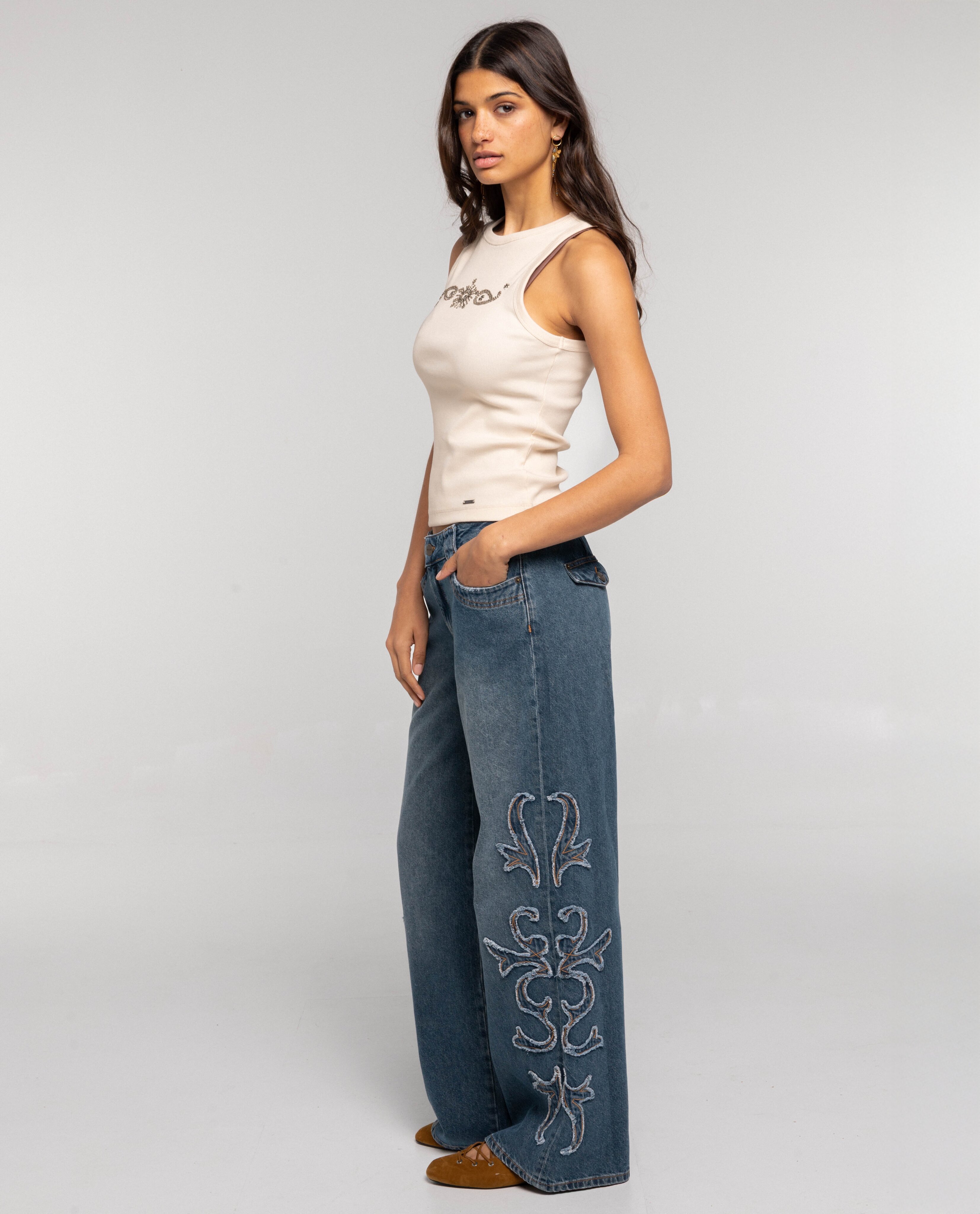 Imagem 0 de Calças Jeans Retas com Rebites