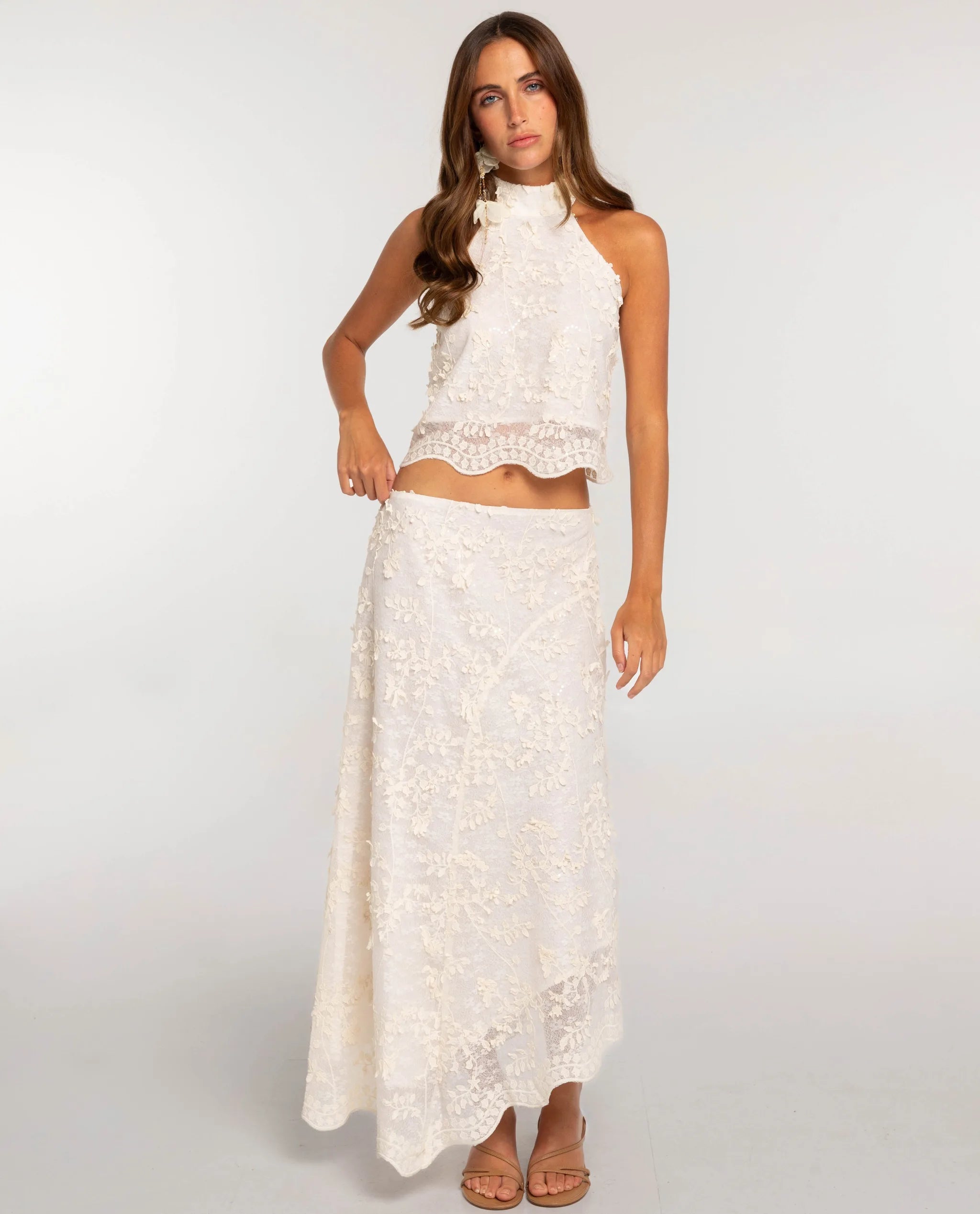 Imagem 0 de Saia Midi com Bordado Floral e Bainha Assimétrica