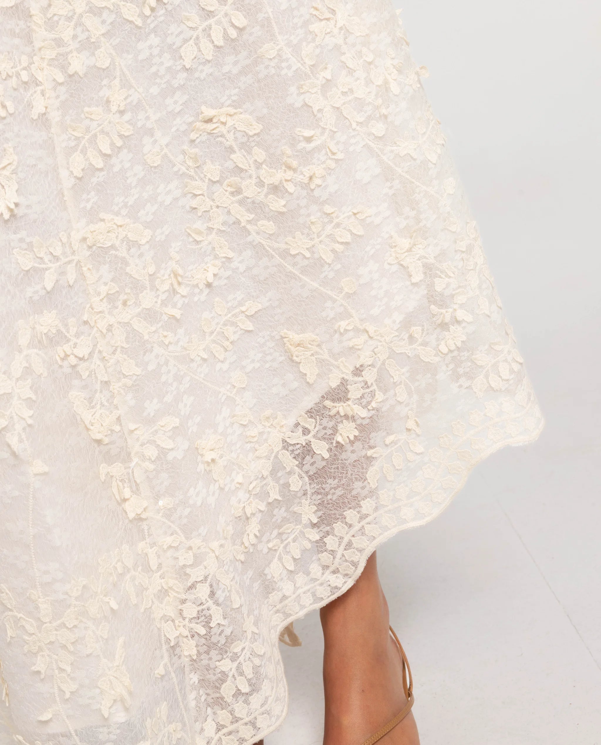 Saia Midi com Bordado Floral e Bainha Assimétrica Branco-4