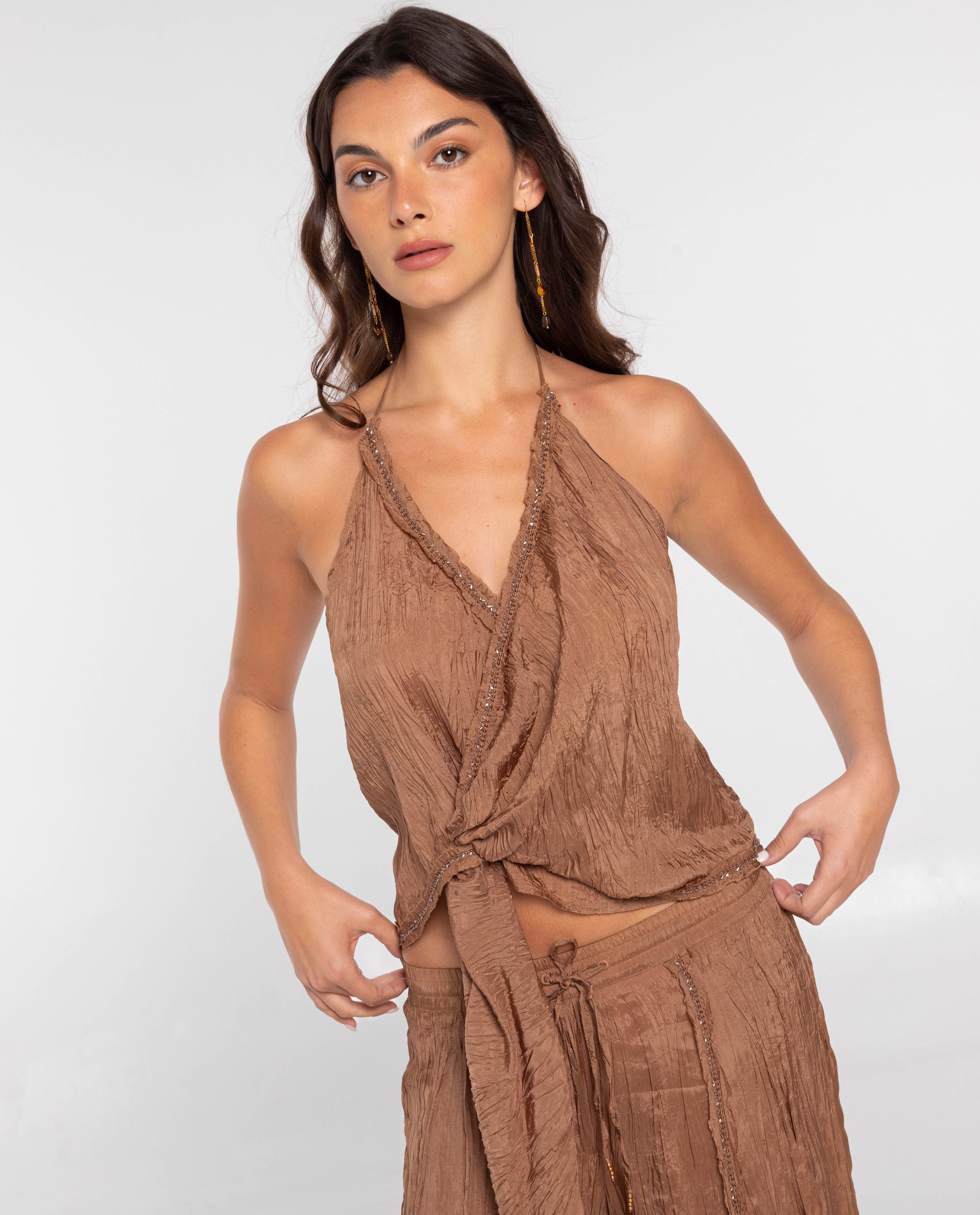 Imagem 0 de Blusa Cruzada com Bordados e Pedras Decorativas