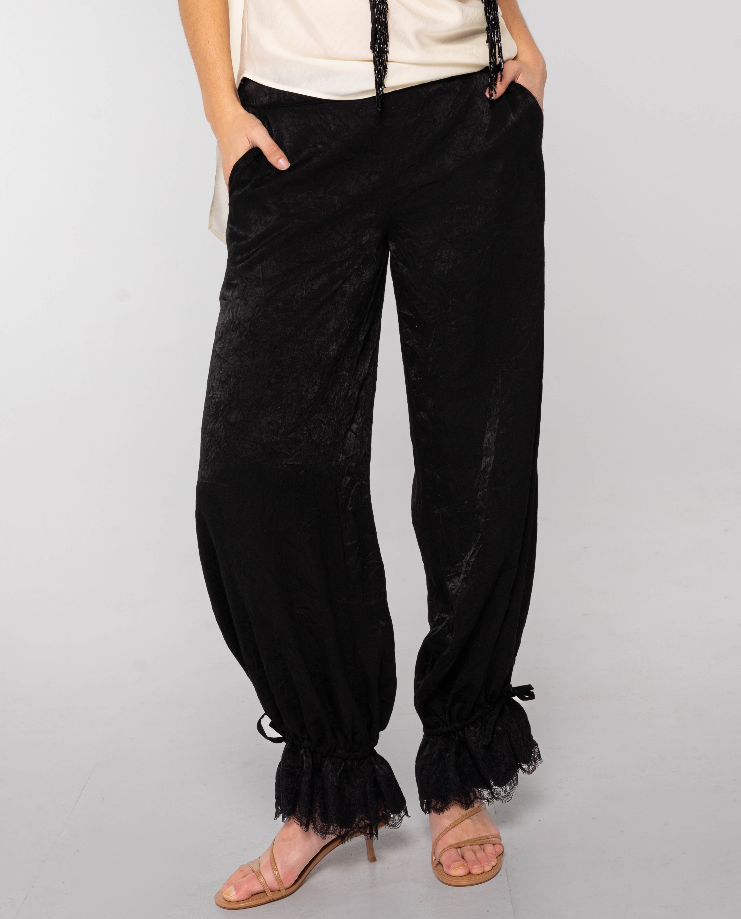 Imagem 0 de Calças com Acabamento Bombacho e Lantejoulas