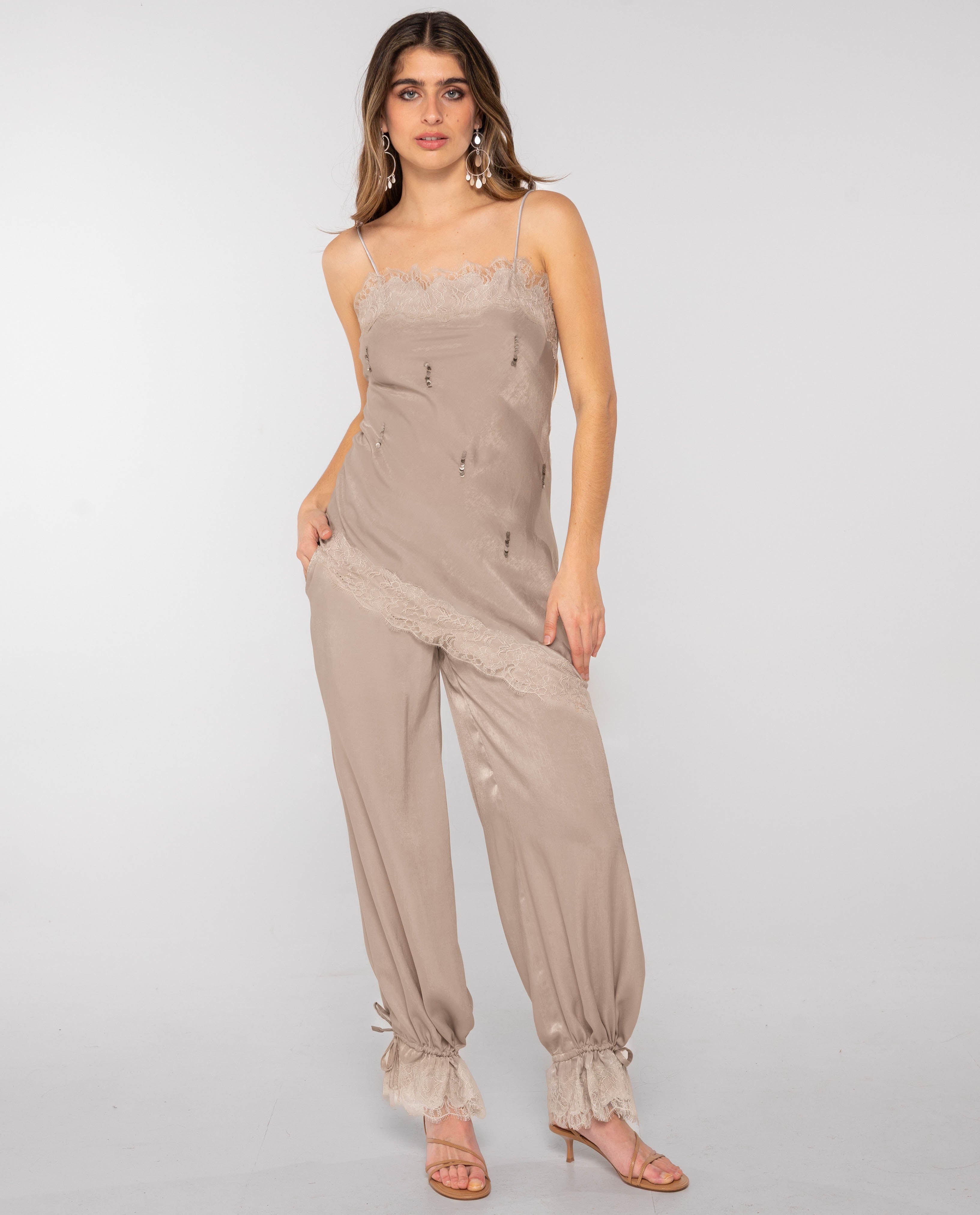 Imagem 0 de Calças com Acabamento Bombacho e Lantejoulas