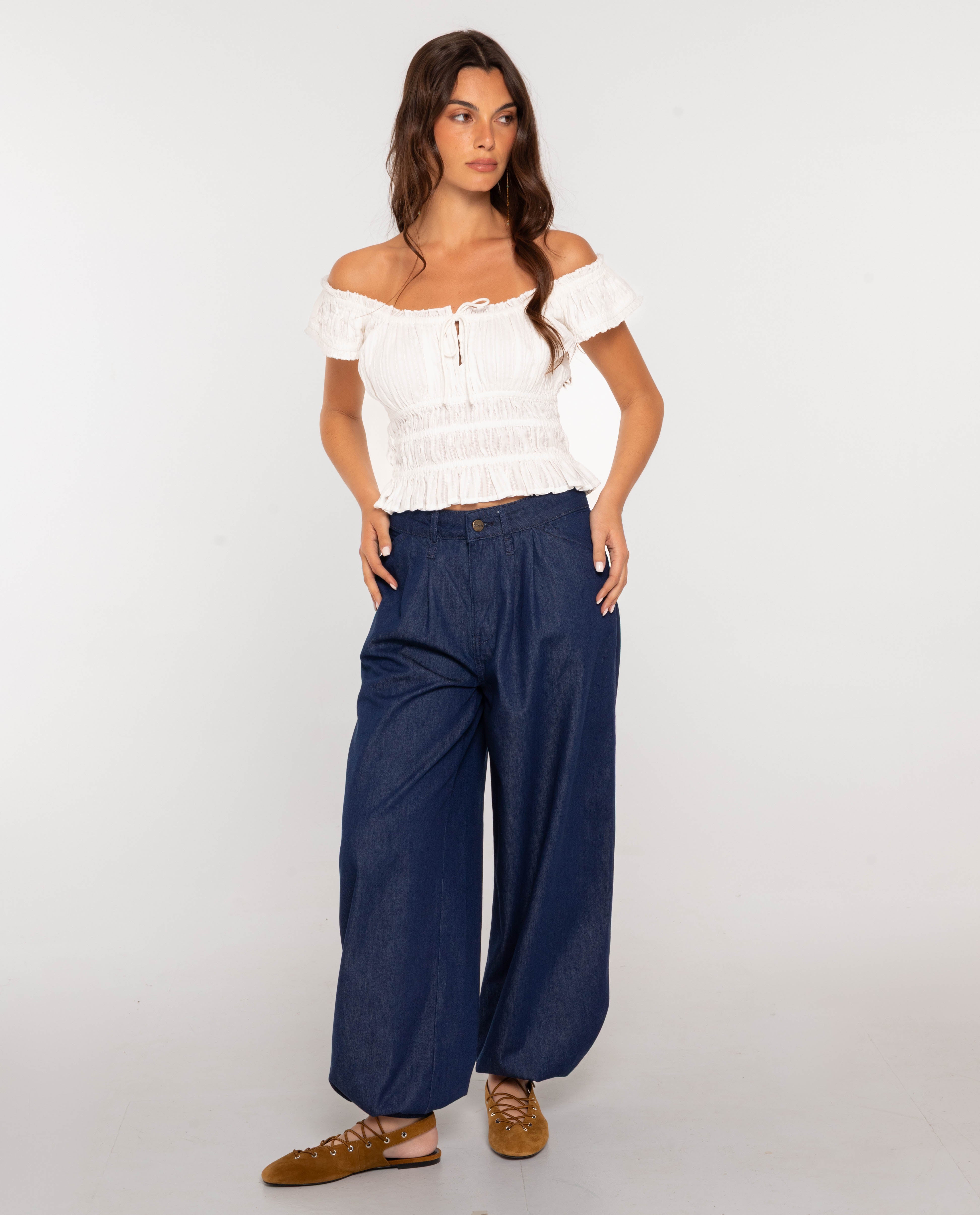 Imagem 0 de Calças Jeans Largas com Bainha Abalonada