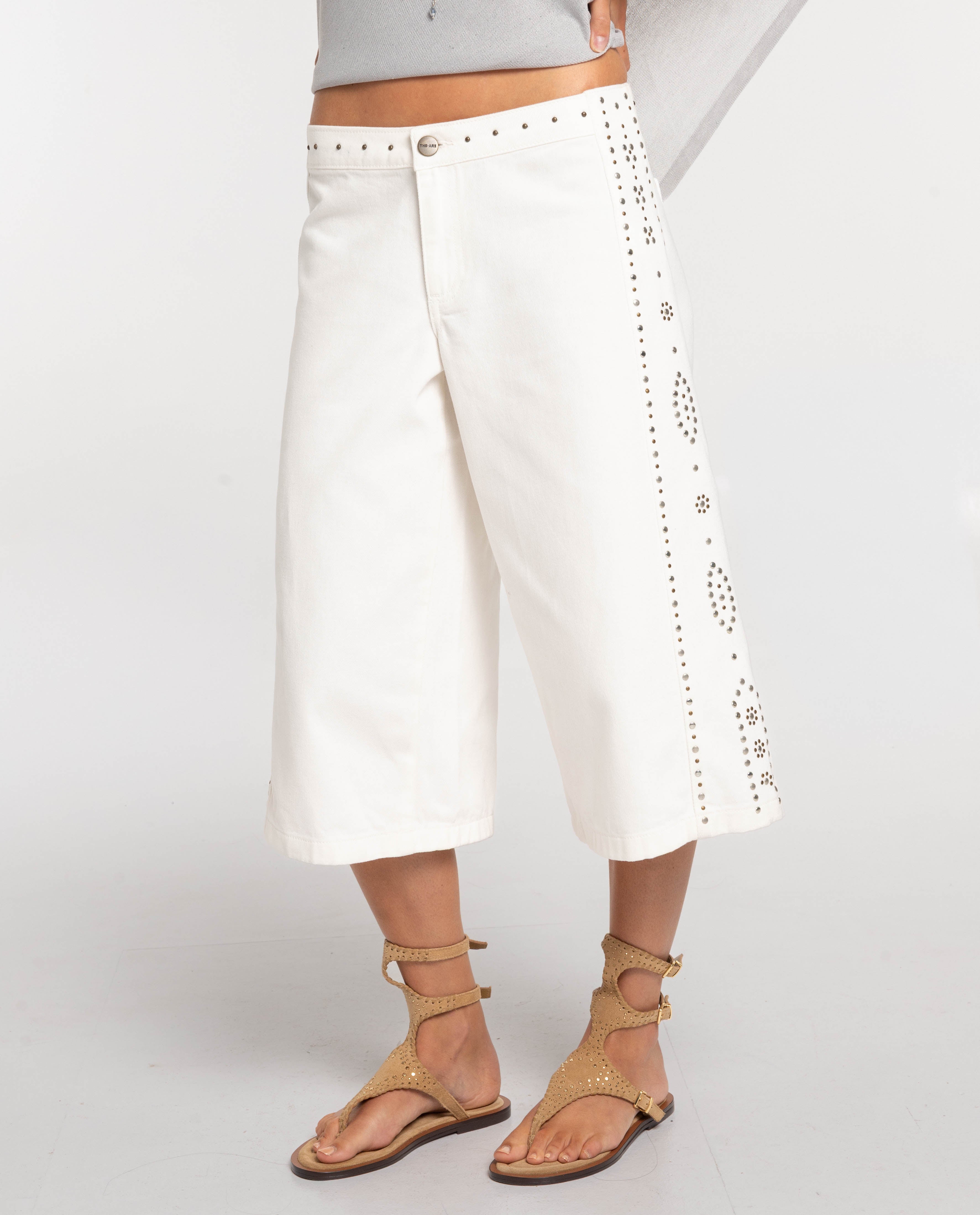 Calças com Corte a Direito Estilo Bermuda Jeans com Tachas e Apliques Branco-2