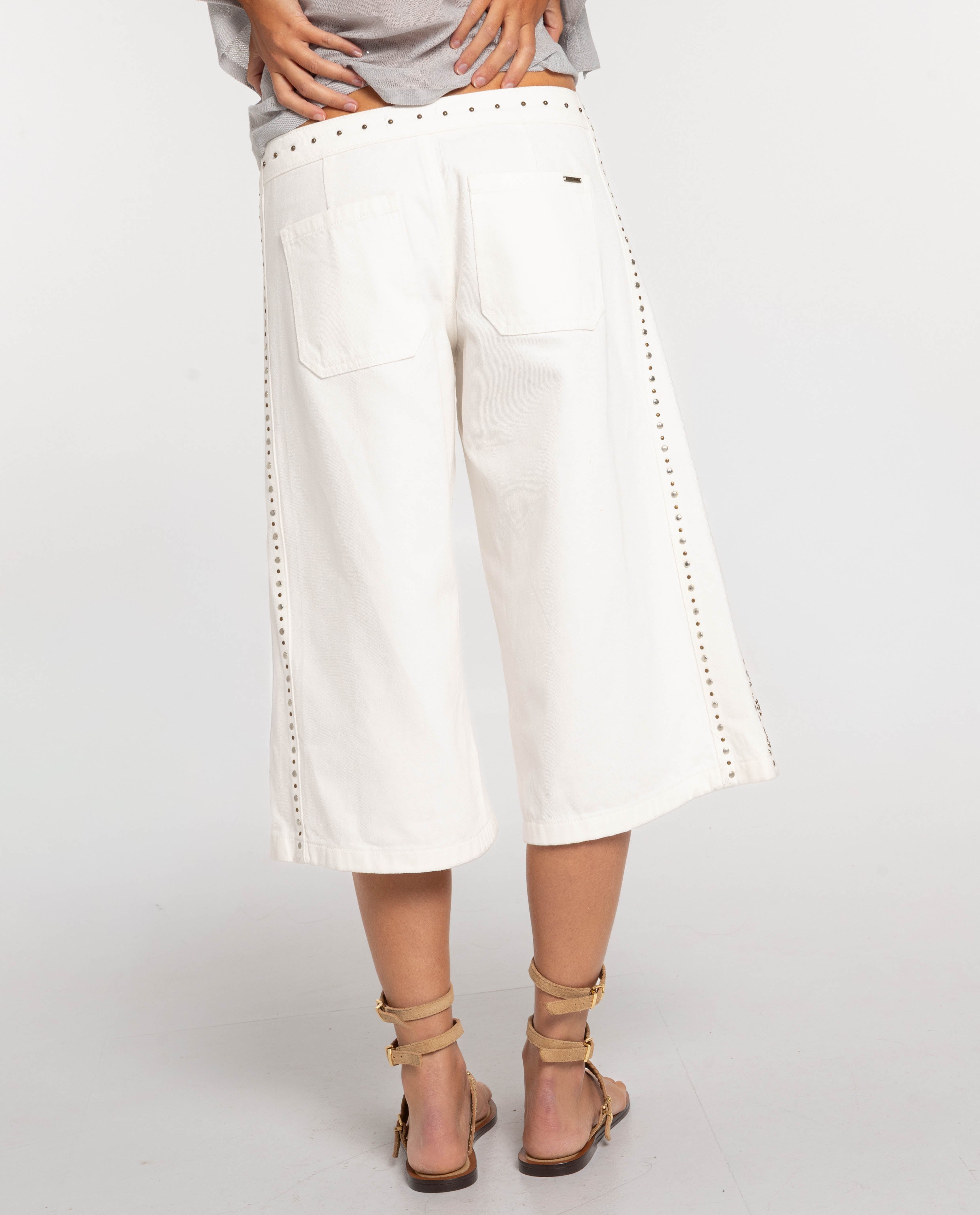 Calças com Corte a Direito Estilo Bermuda Jeans com Tachas e Apliques Branco-3