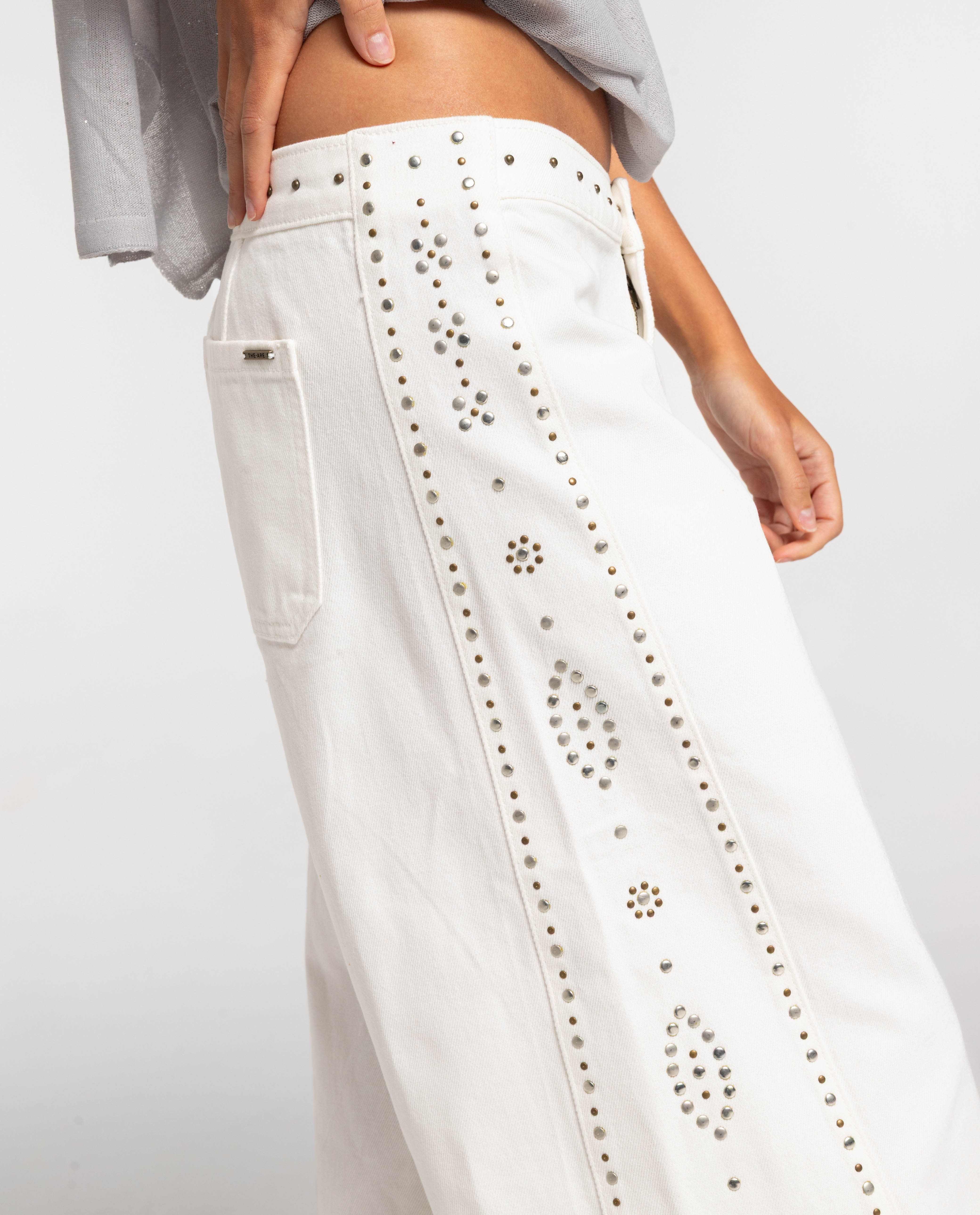 Calças com Corte a Direito Estilo Bermuda Jeans com Tachas e Apliques Branco-4