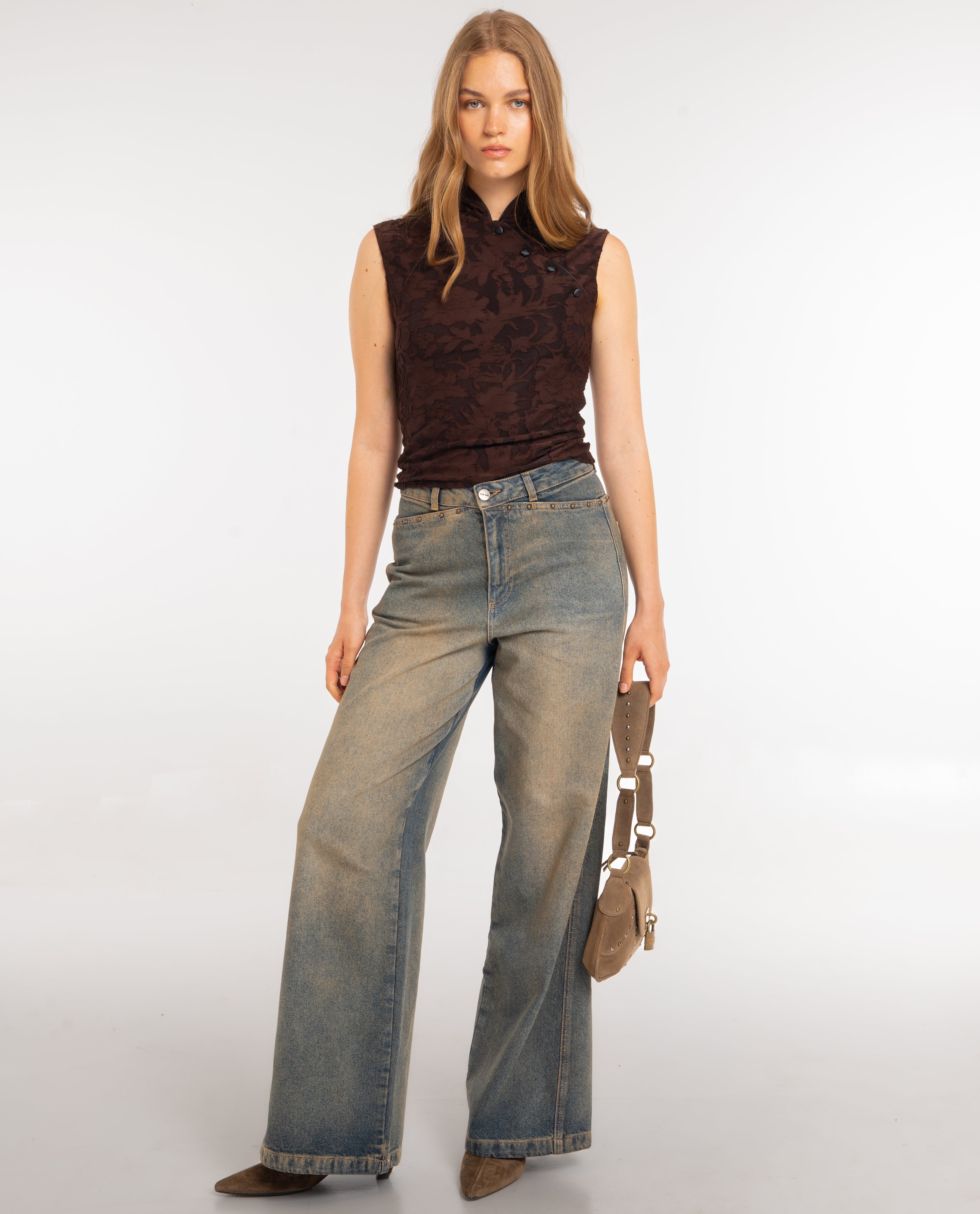 Imagem 0 de Calças Largas Jeans de Cintura Subida e Silhueta Baggy com Rebites