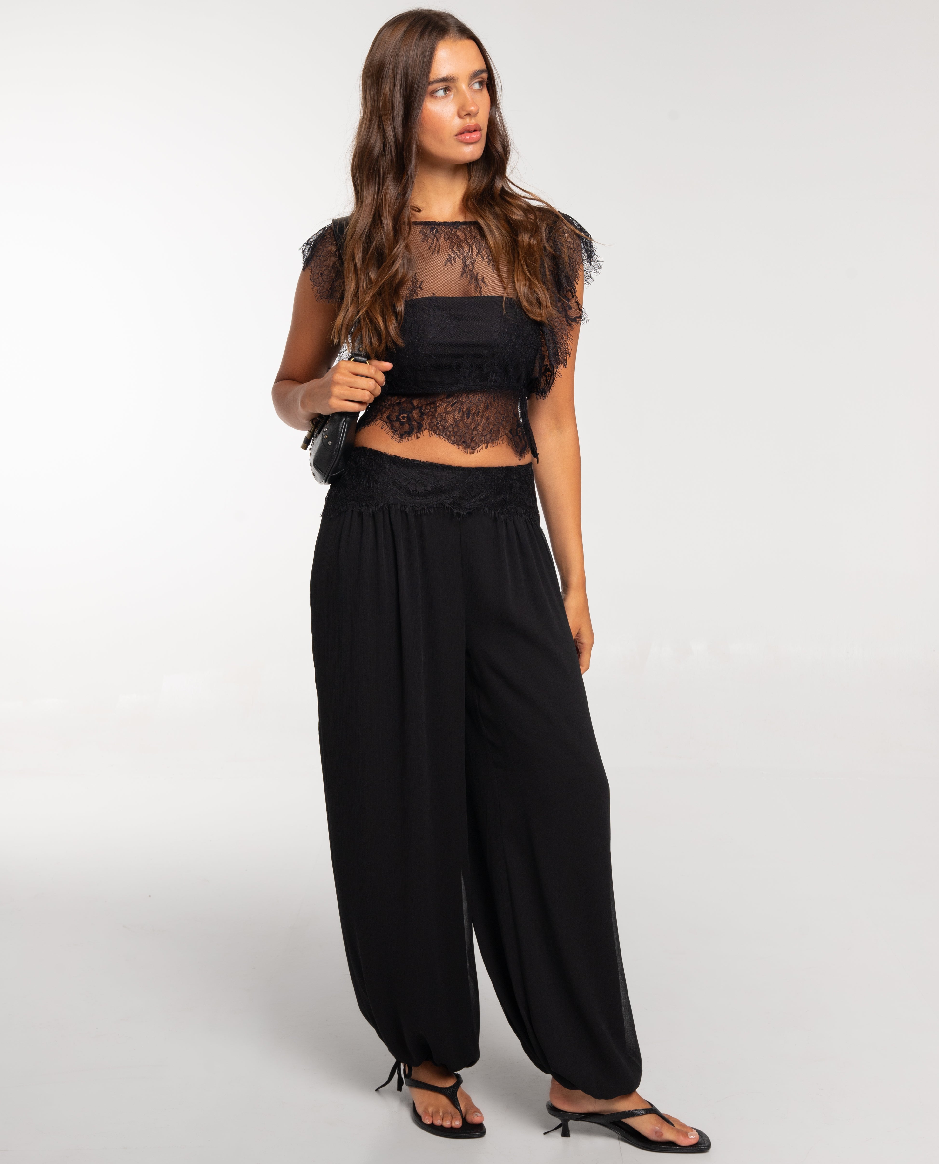 Top Cropped de Renda com Folhos Preto-4