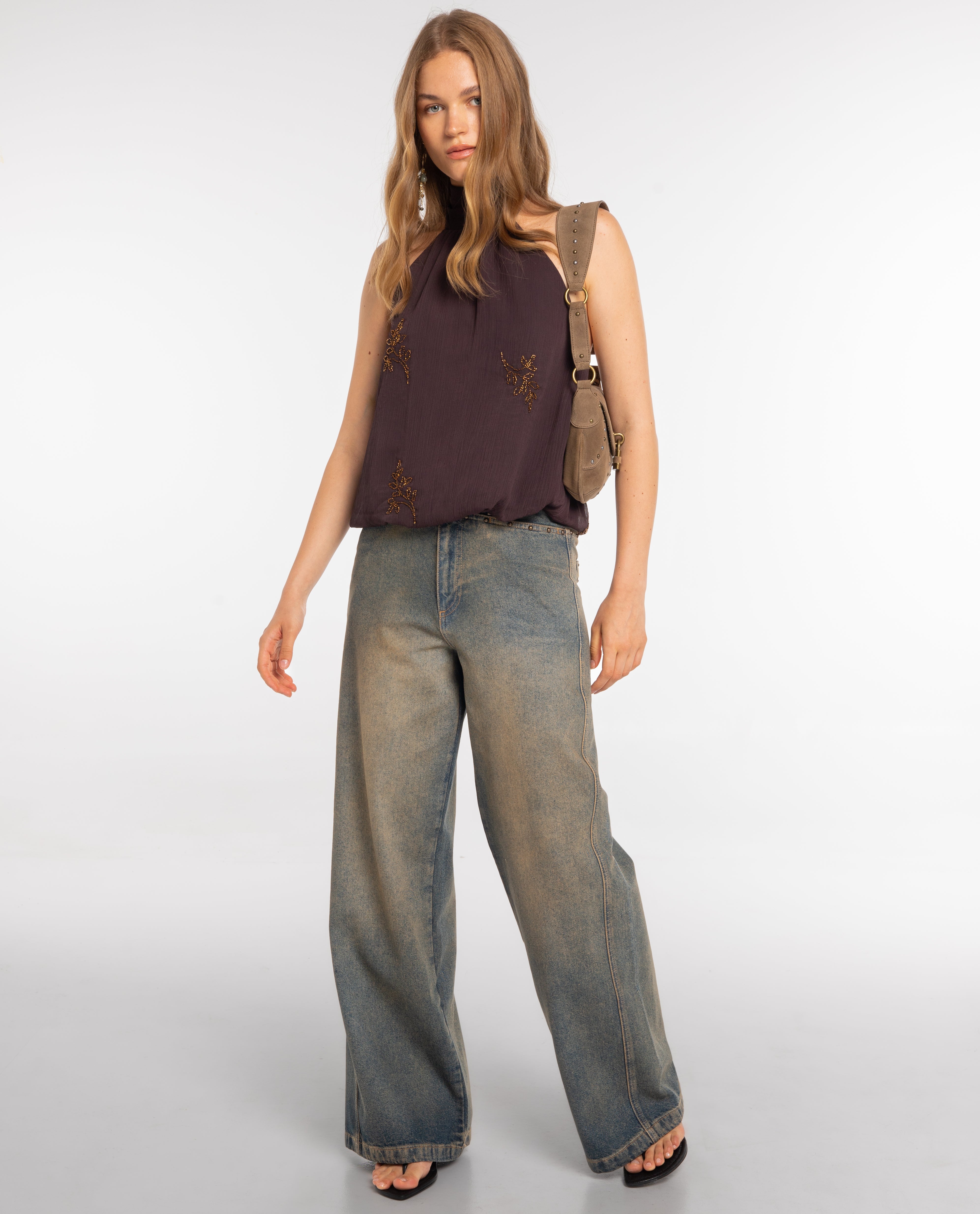 Blusa Bordada com Decote Halter Cinzento-4