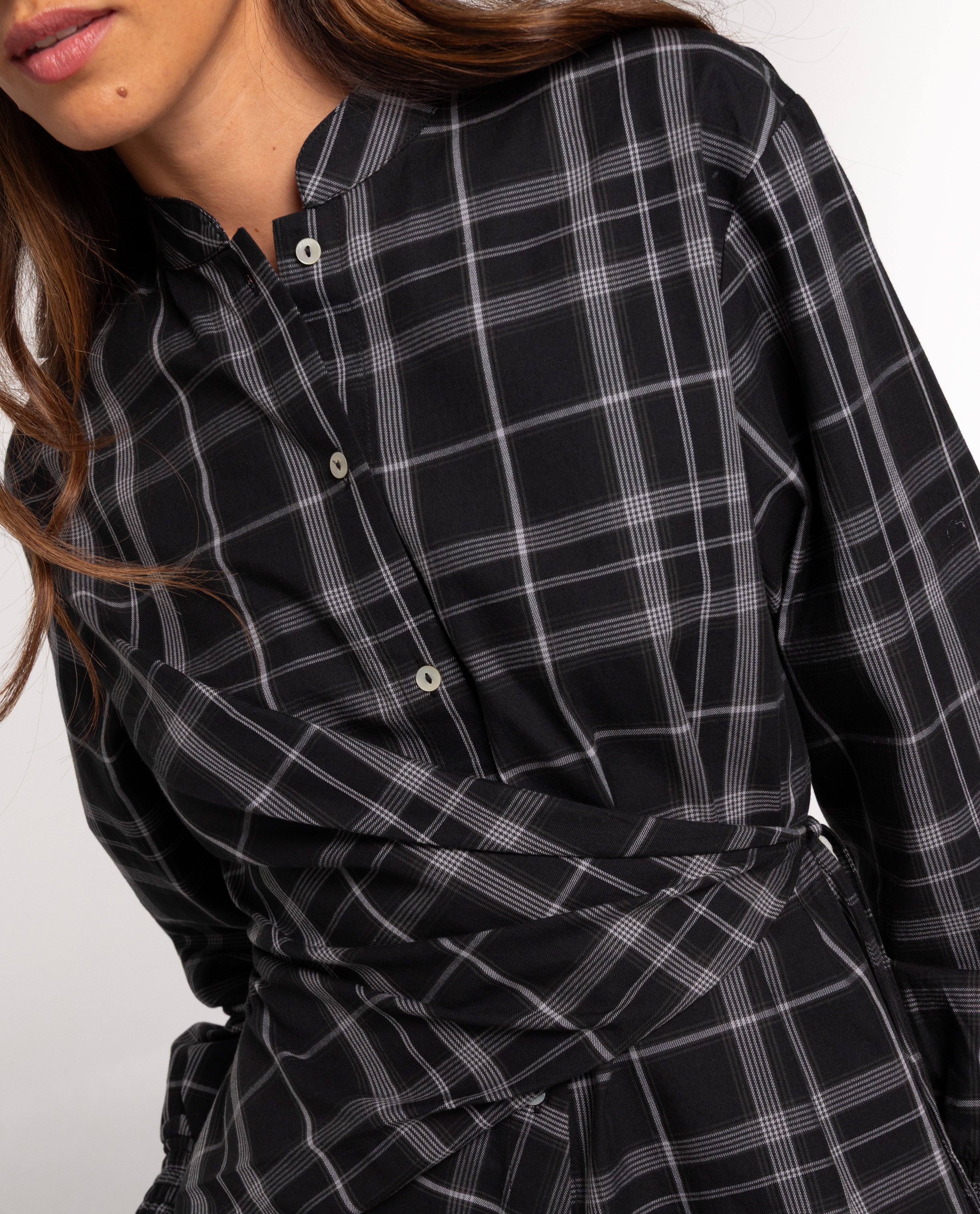 Blusa Aos Quadrados com Nó Multiposições Cinzento-3